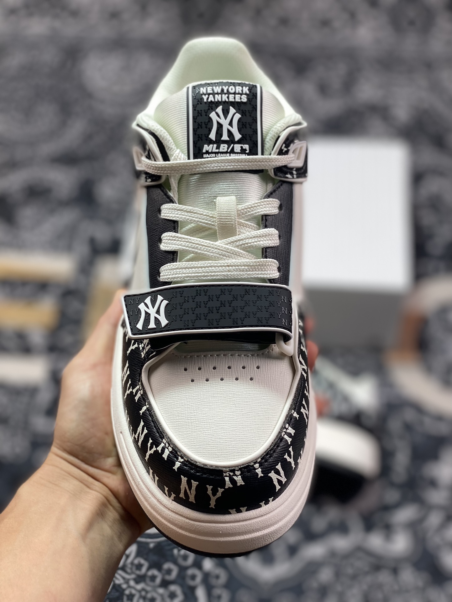 New York Yankees x MLB Chunky Liner Basic Mid 学长鞋板鞋“魔术贴米白黑NY大标印面”3ASXLM13N-GP002C