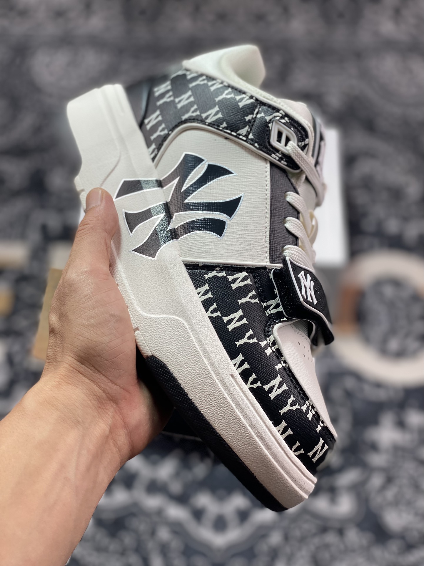 New York Yankees x MLB Chunky Liner Basic Mid 学长鞋板鞋“魔术贴米白黑NY大标印面”3ASXLM13N-GP002C