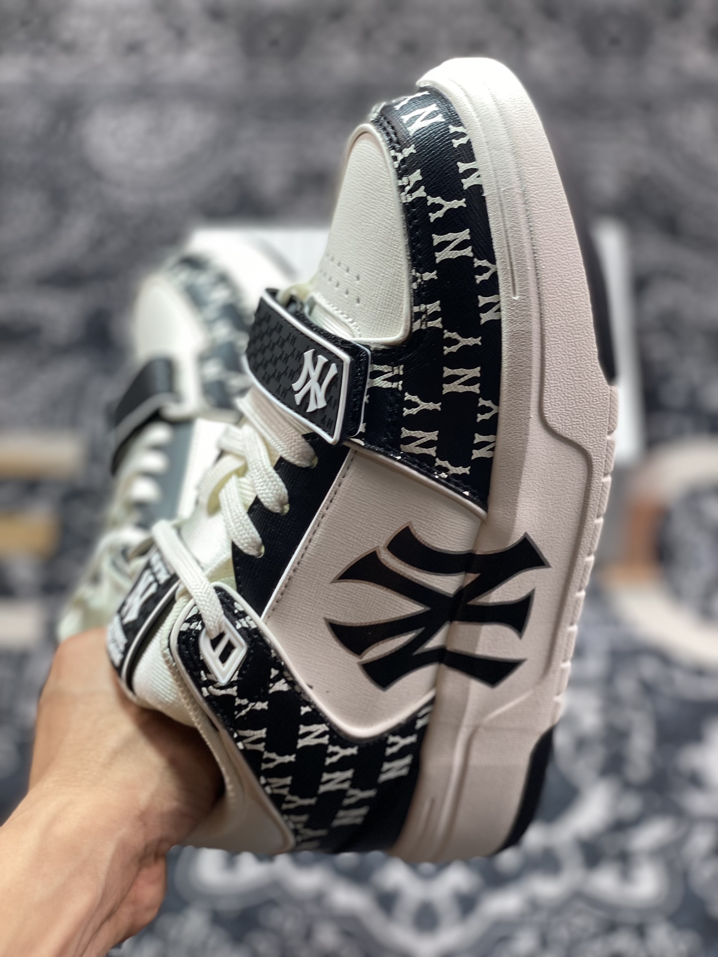 New York Yankees x MLB Chunky Liner Basic Mid 学长鞋板鞋“魔术贴米白黑NY大标印面”3ASXLM13N-GP002C