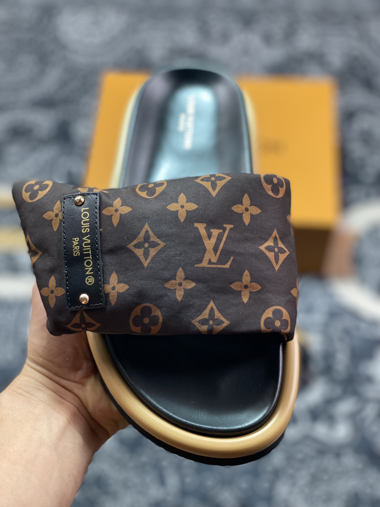 LV路易威登Louis Vuitton Pool Pillow Comfort Slides”Monogram”日落休闲凉拖鞋“尼龙LV老花印花标牌”