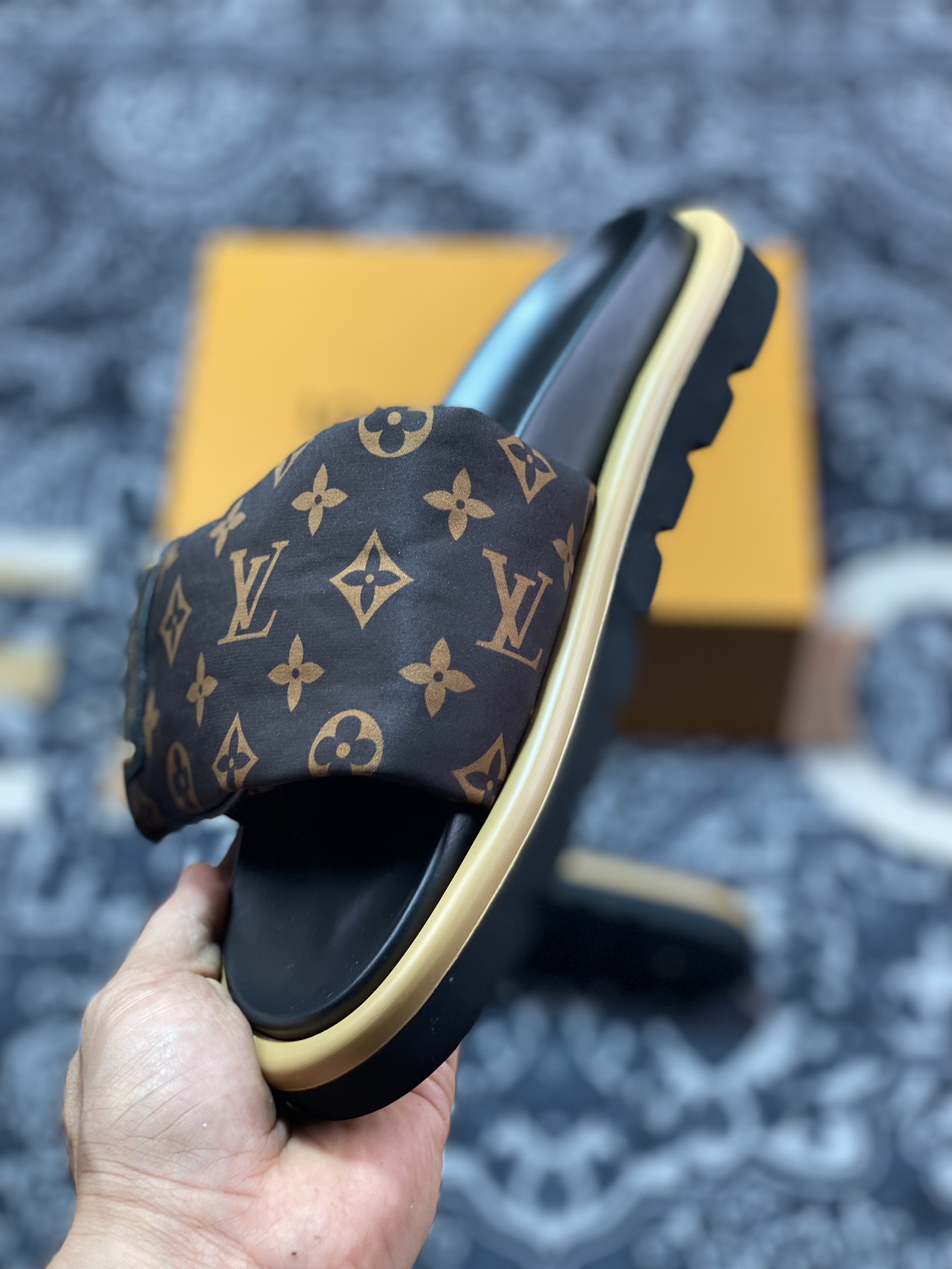 LV路易威登Louis Vuitton Pool Pillow Comfort Slides”Monogram”日落休闲凉拖鞋“尼龙LV老花印花标牌”