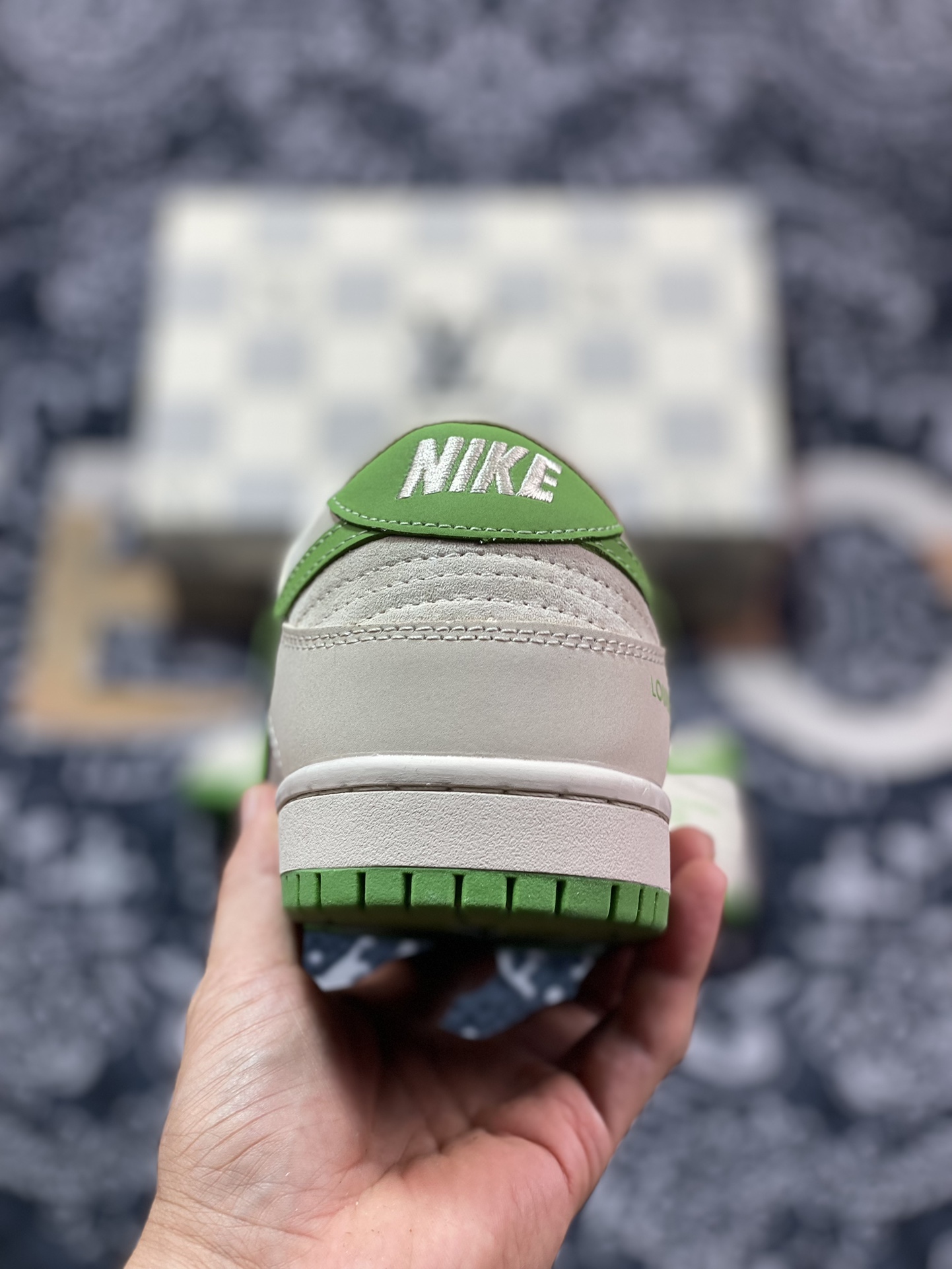 LV x Nike Dunk Low 绿野仙踪 此款主张打破传统的工业化流水线设计限制 XB3802-345