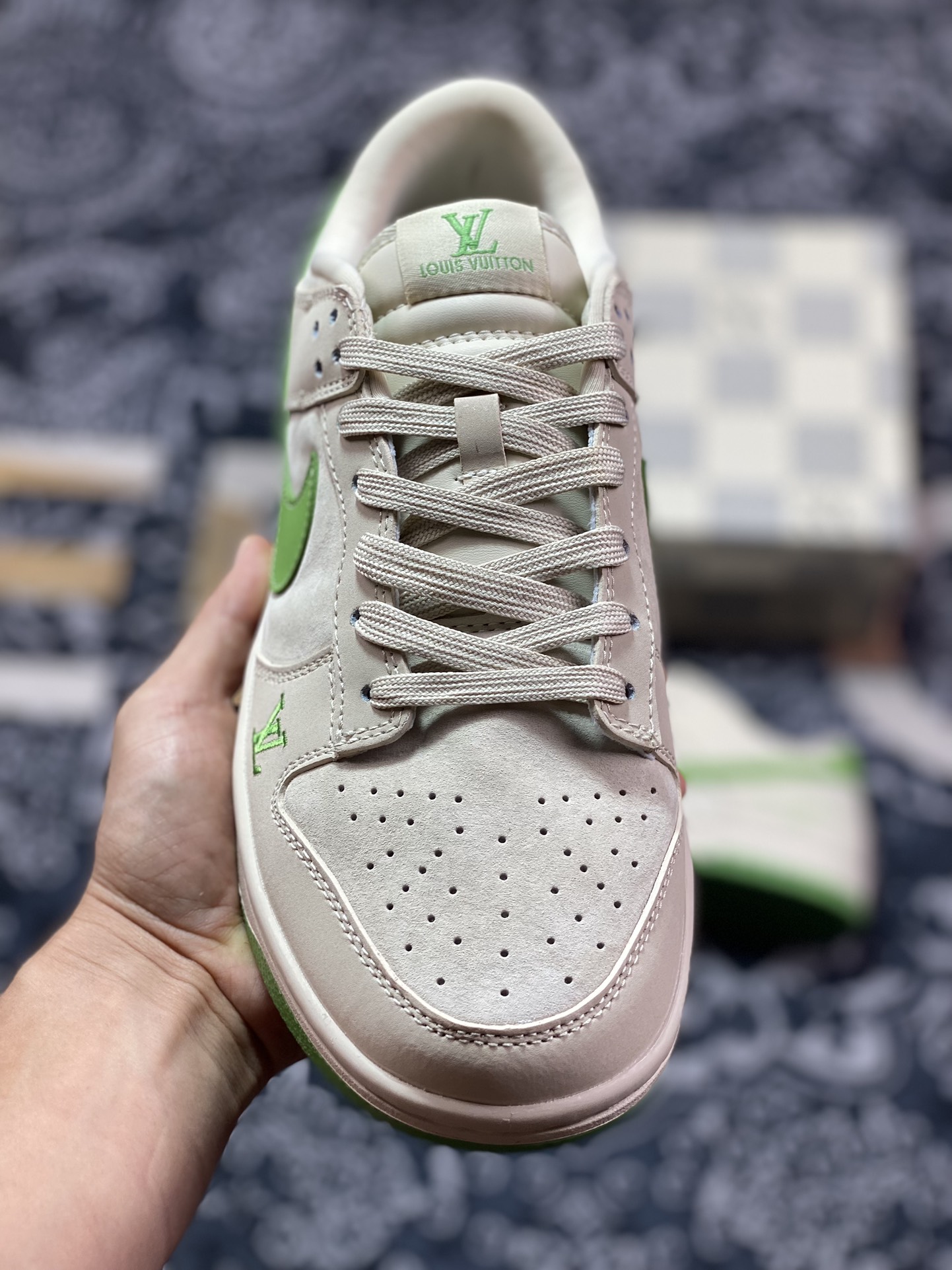 LV x Nike Dunk Low 绿野仙踪 此款主张打破传统的工业化流水线设计限制 XB3802-345