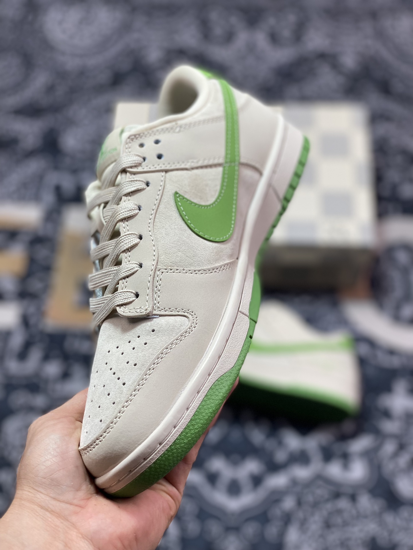 LV x Nike Dunk Low 绿野仙踪 此款主张打破传统的工业化流水线设计限制 XB3802-345