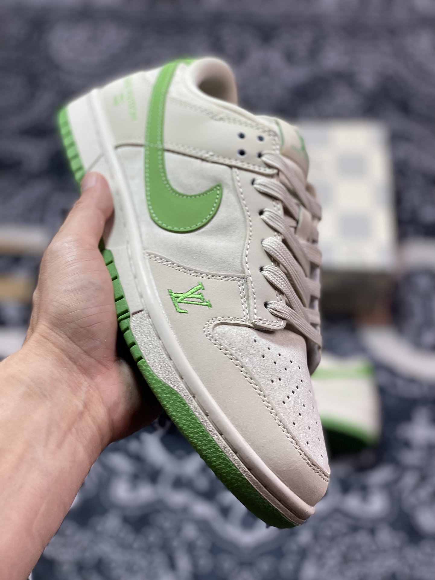 LV x Nike Dunk Low 绿野仙踪 此款主张打破传统的工业化流水线设计限制 XB3802-345