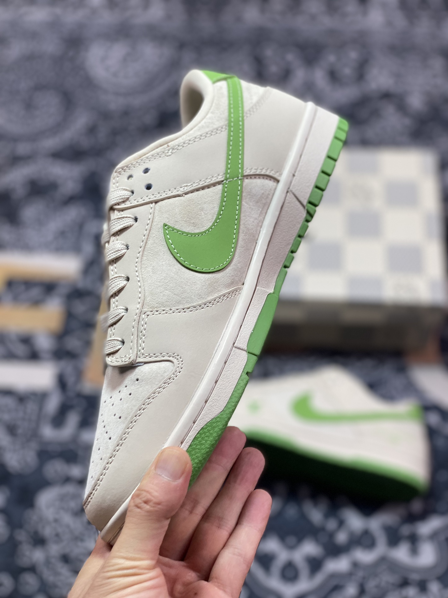 LV x Nike Dunk Low 绿野仙踪 此款主张打破传统的工业化流水线设计限制 XB3802-345