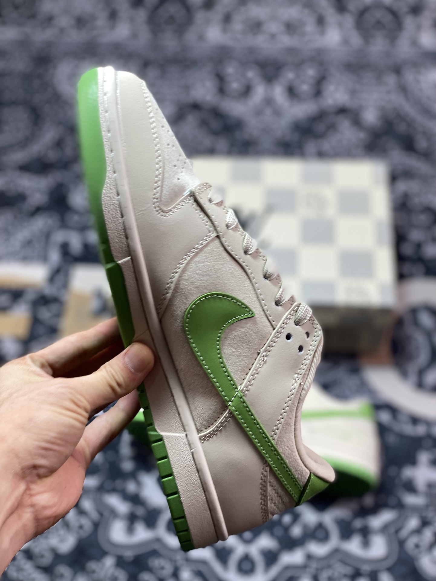 LV x Nike Dunk Low 绿野仙踪 此款主张打破传统的工业化流水线设计限制 XB3802-345