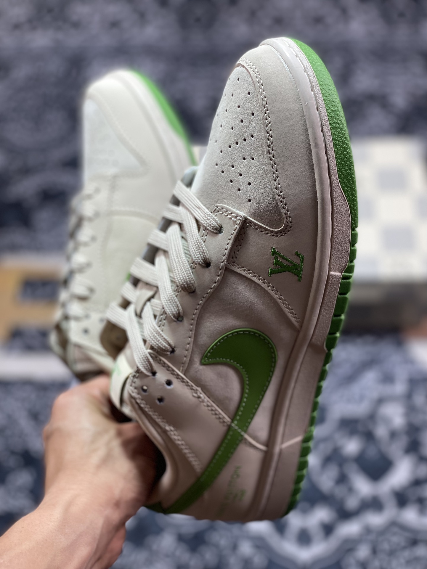 LV x Nike Dunk Low 绿野仙踪 此款主张打破传统的工业化流水线设计限制 XB3802-345