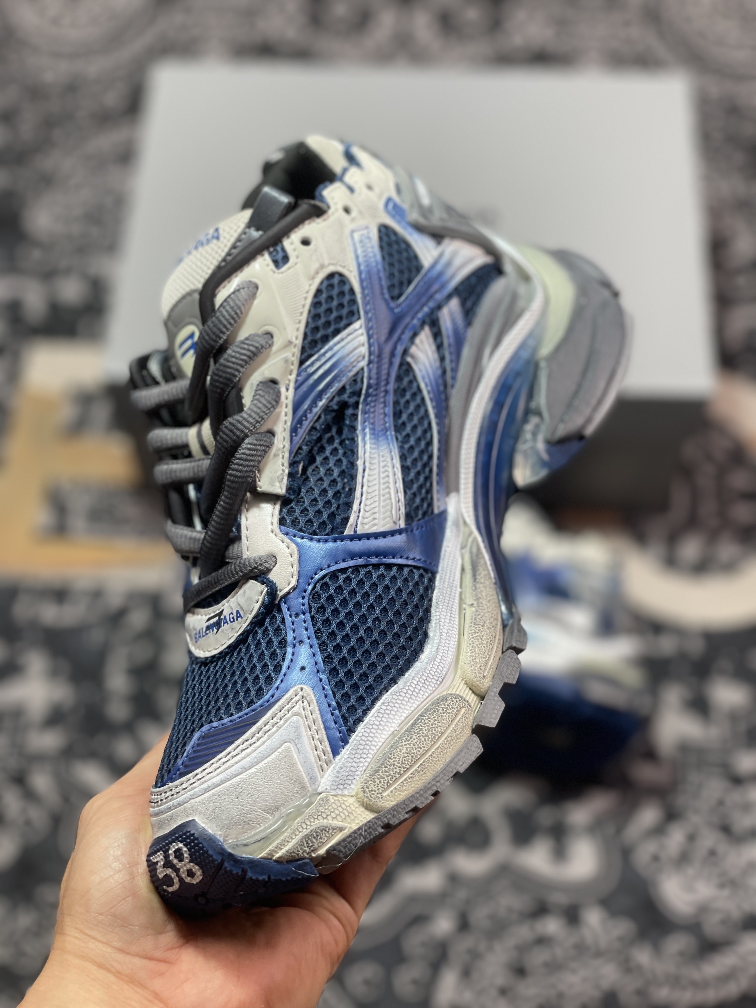 巴黎世家BALENCIAGA Runner Sneaker”Deep Blue/White”2.0慢跑鞋“2.0解构破坏白灰深蓝渐变”772767 WRUNG 2410