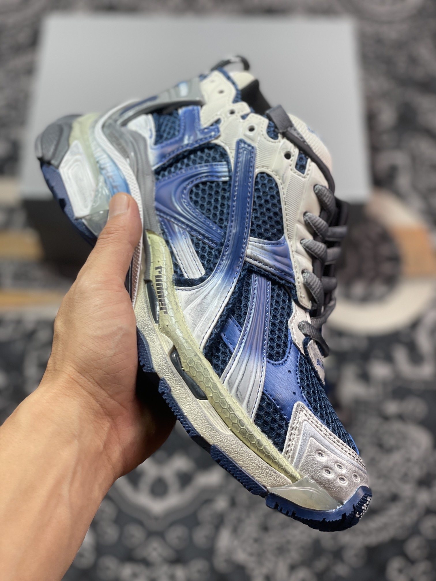 巴黎世家BALENCIAGA Runner Sneaker”Deep Blue/White”2.0慢跑鞋“2.0解构破坏白灰深蓝渐变”772767 WRUNG 2410