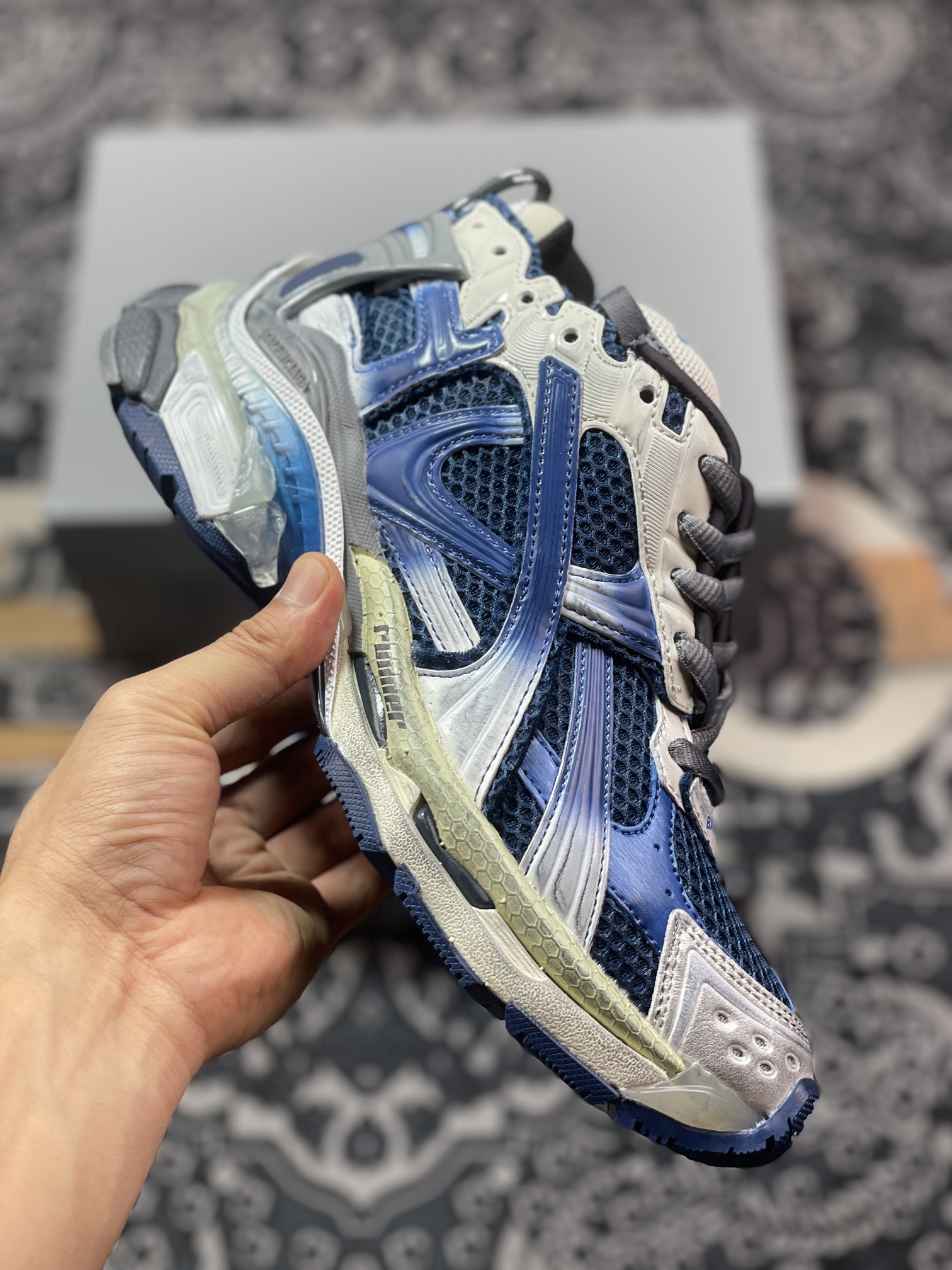 巴黎世家BALENCIAGA Runner Sneaker”Deep Blue/White”2.0慢跑鞋“2.0解构破坏白灰深蓝渐变”772767 WRUNG 2410