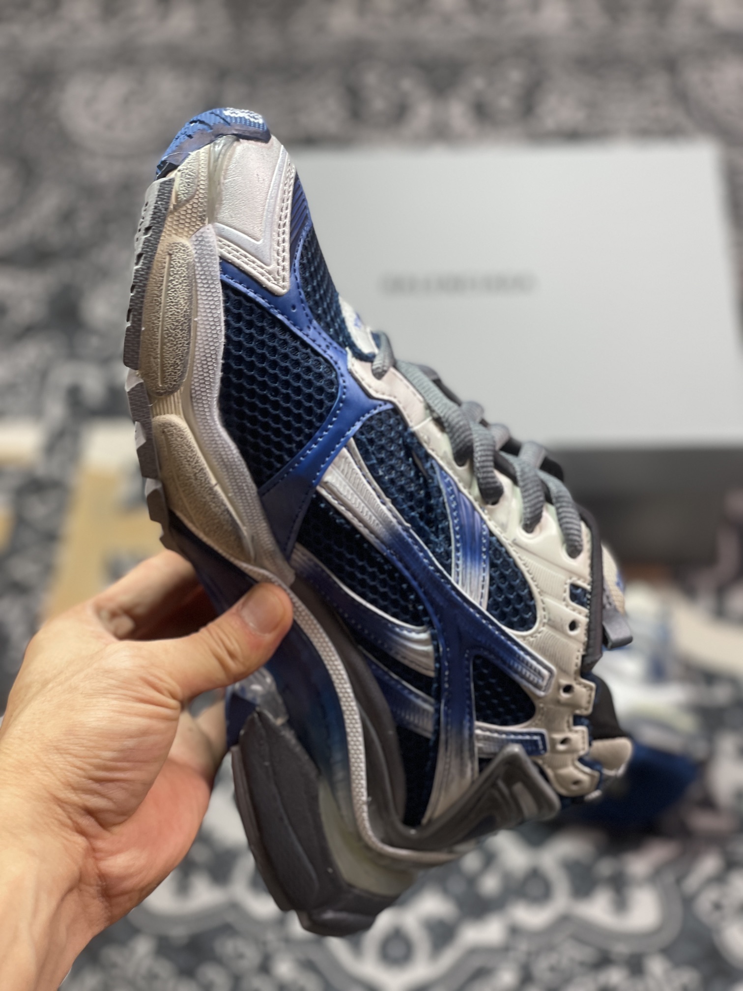 巴黎世家BALENCIAGA Runner Sneaker”Deep Blue/White”2.0慢跑鞋“2.0解构破坏白灰深蓝渐变”772767 WRUNG 2410