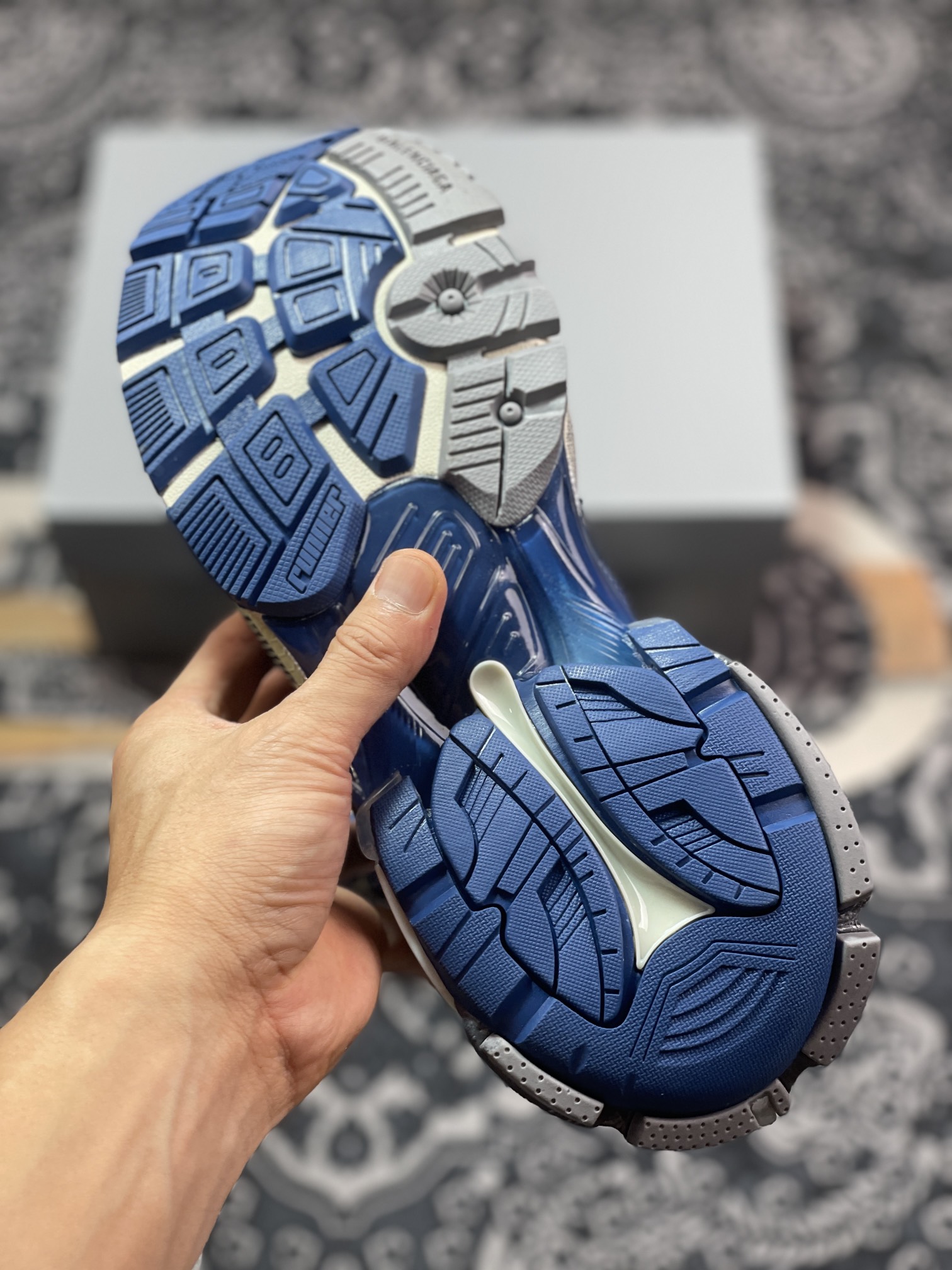 巴黎世家BALENCIAGA Runner Sneaker”Deep Blue/White”2.0慢跑鞋“2.0解构破坏白灰深蓝渐变”772767 WRUNG 2410