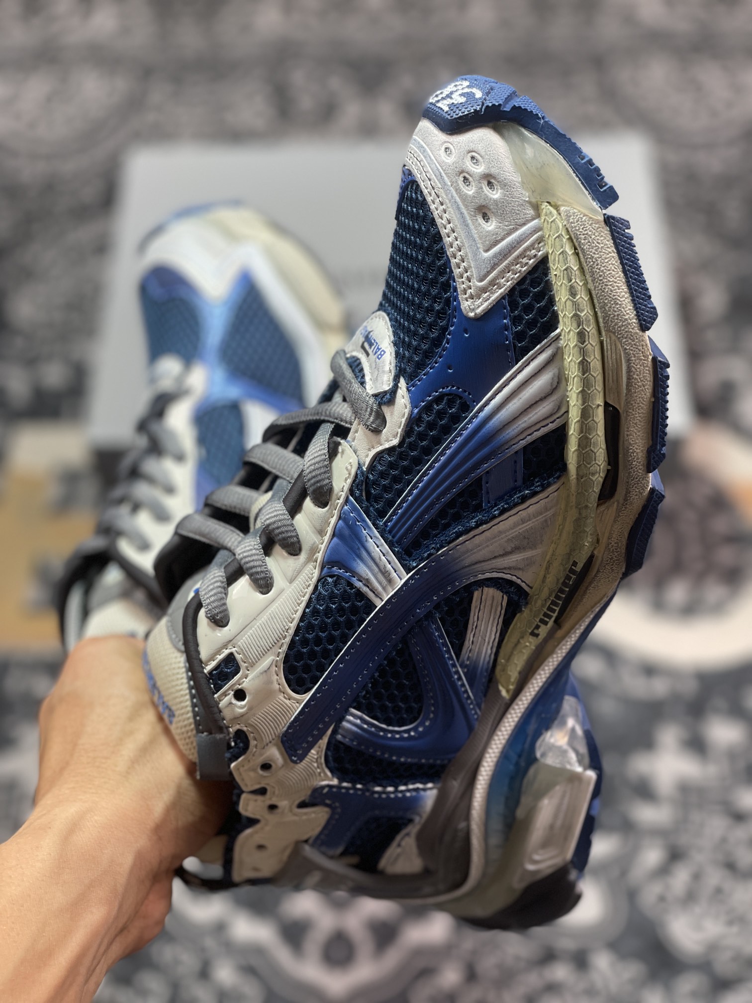 巴黎世家BALENCIAGA Runner Sneaker”Deep Blue/White”2.0慢跑鞋“2.0解构破坏白灰深蓝渐变”772767 WRUNG 2410