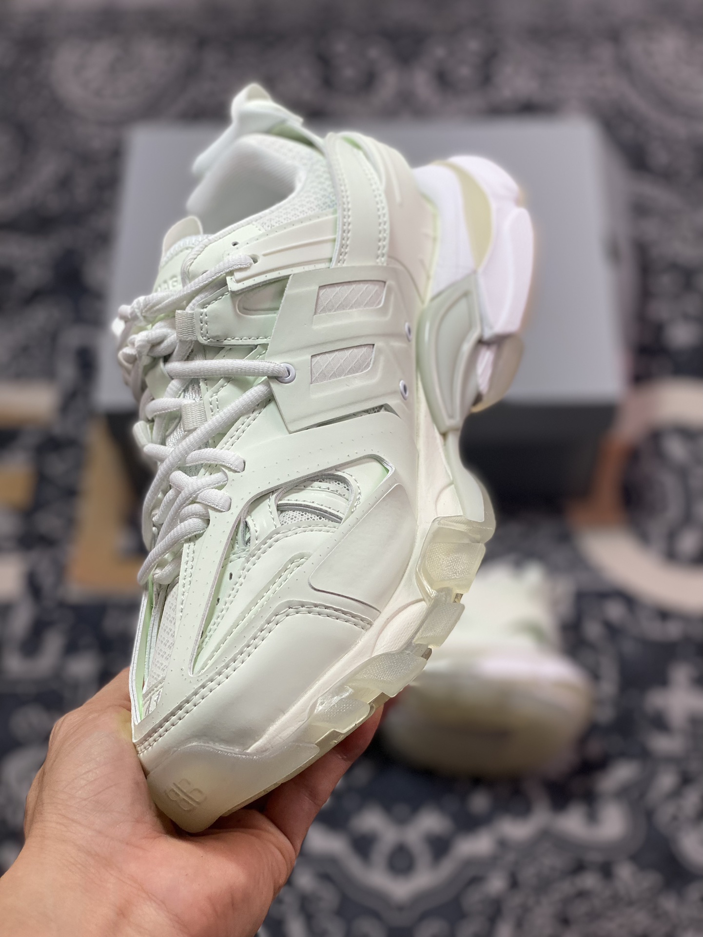 巴黎世家BALENCIAGA Track Trainers 3.0代系列低帮复古运动鞋“白玉绿夜光水晶底”542023 W3CR1 9000