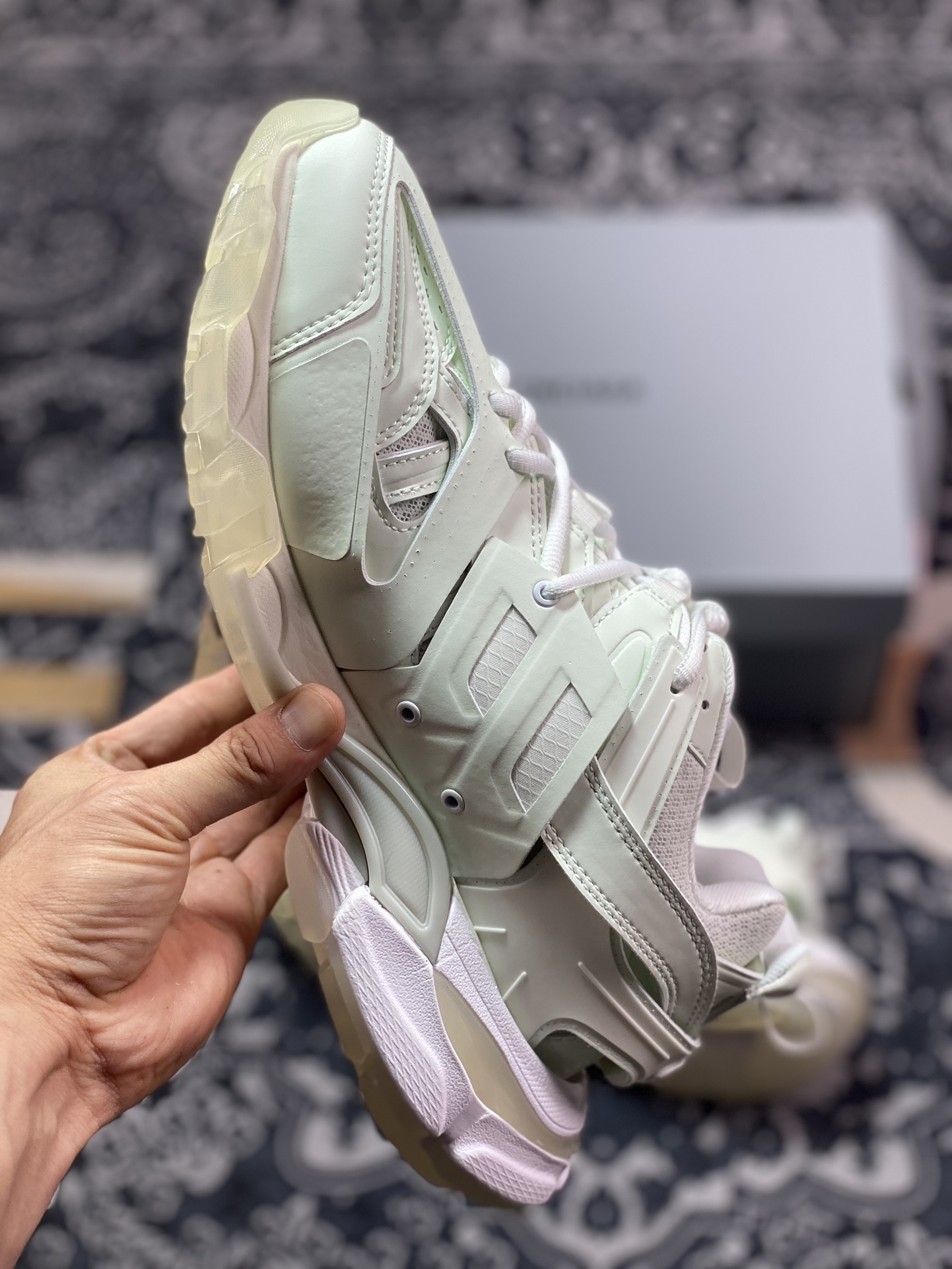 巴黎世家BALENCIAGA Track Trainers 3.0代系列低帮复古运动鞋“白玉绿夜光水晶底”542023 W3CR1 9000