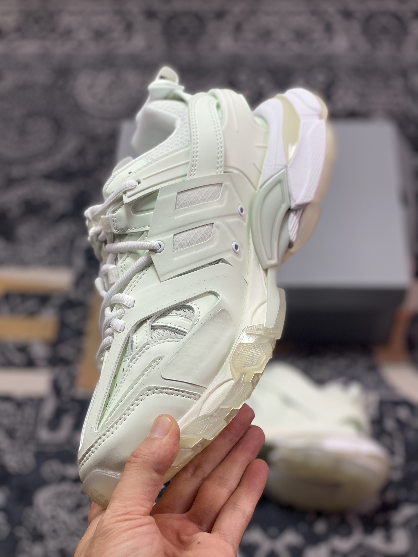 巴黎世家BALENCIAGA Track Trainers 3.0代系列低帮复古运动鞋“白玉绿夜光水晶底”542023 W3CR1 9000