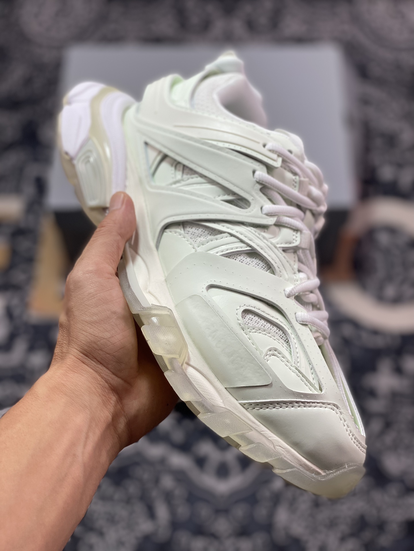 巴黎世家BALENCIAGA Track Trainers 3.0代系列低帮复古运动鞋“白玉绿夜光水晶底”542023 W3CR1 9000