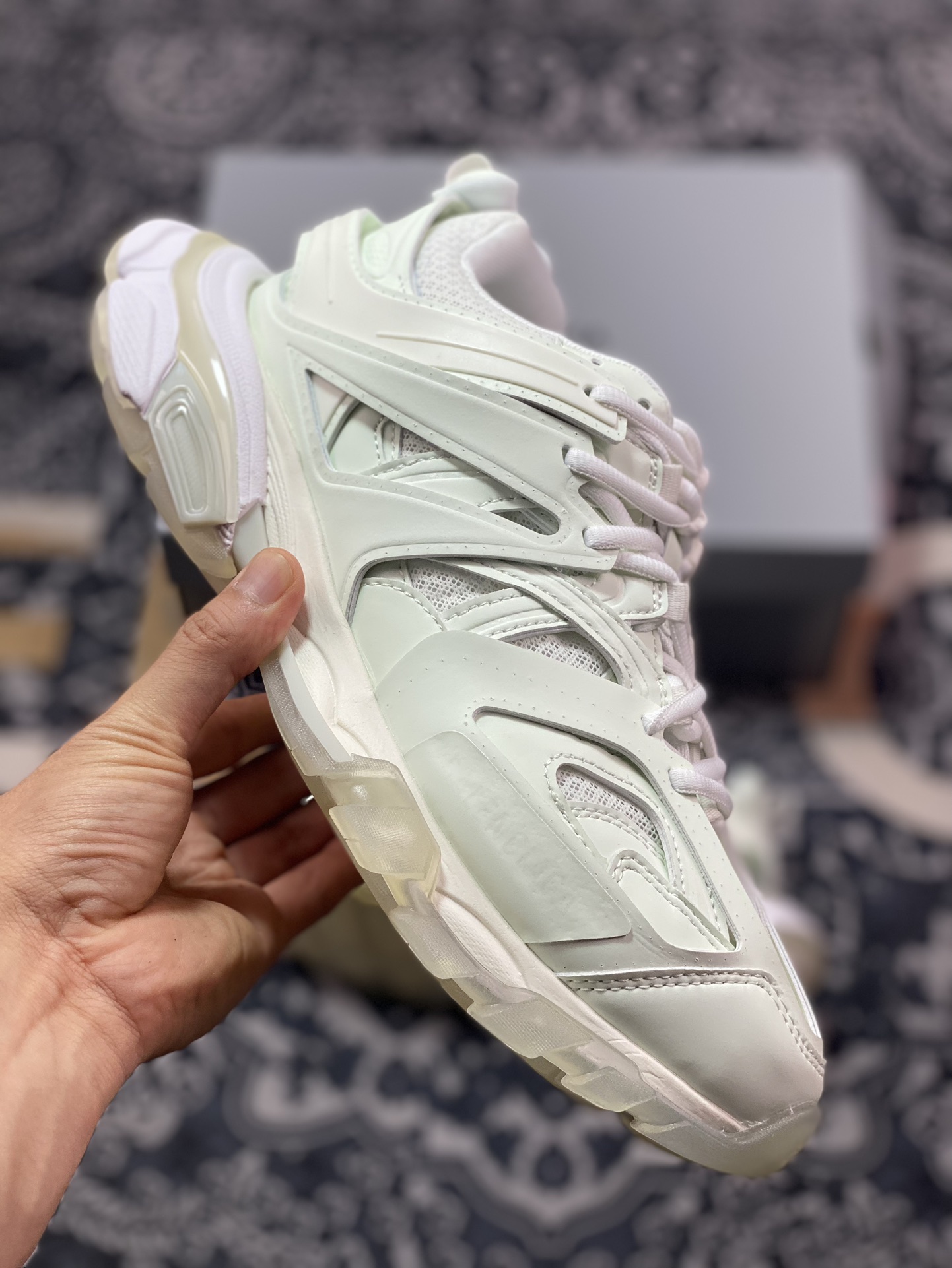 巴黎世家BALENCIAGA Track Trainers 3.0代系列低帮复古运动鞋“白玉绿夜光水晶底”542023 W3CR1 9000