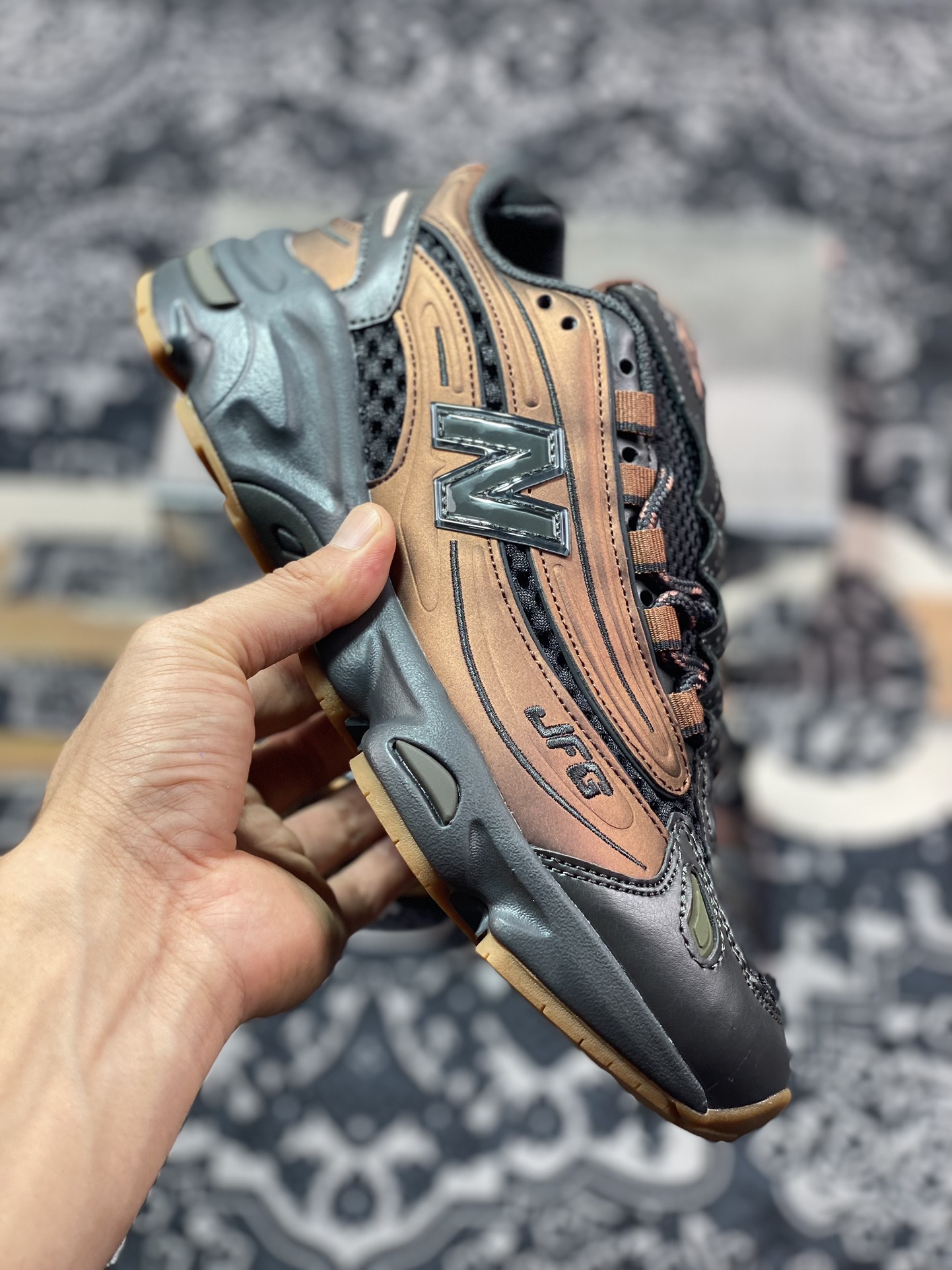 NB新百伦New Balance M1000”Black Ice”系列低帮复古老爹慢跑鞋“联名黑镭射极光古铜”M1000JF1