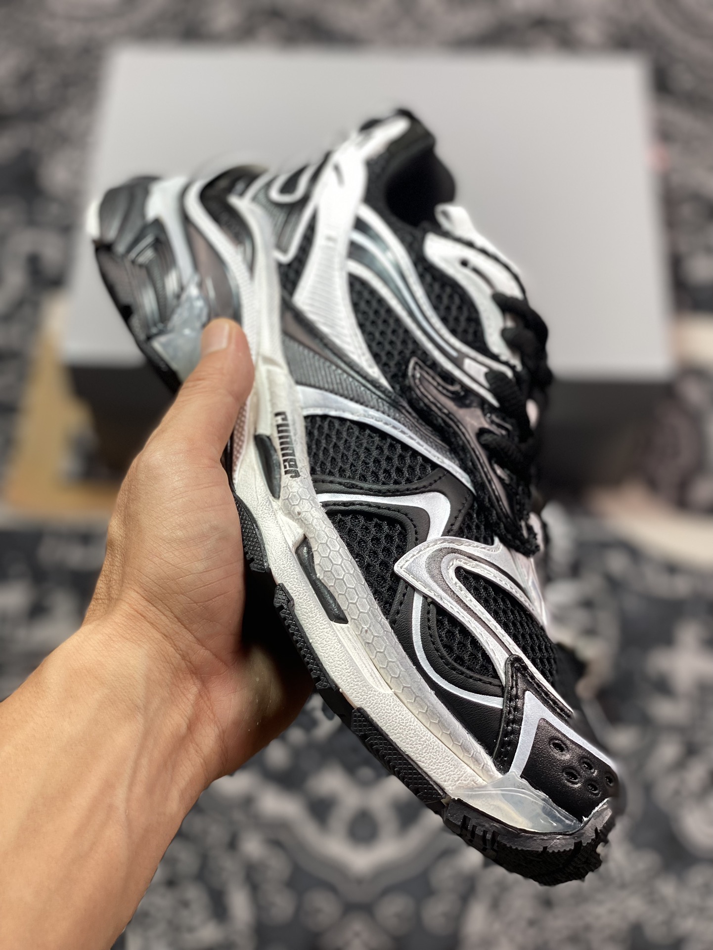 巴黎世家BALENCIAGA Runner Sneaker 3.0慢跑系列低帮复古慢跑鞋“解构黑银做旧3.0”779064 W3RXP 0213