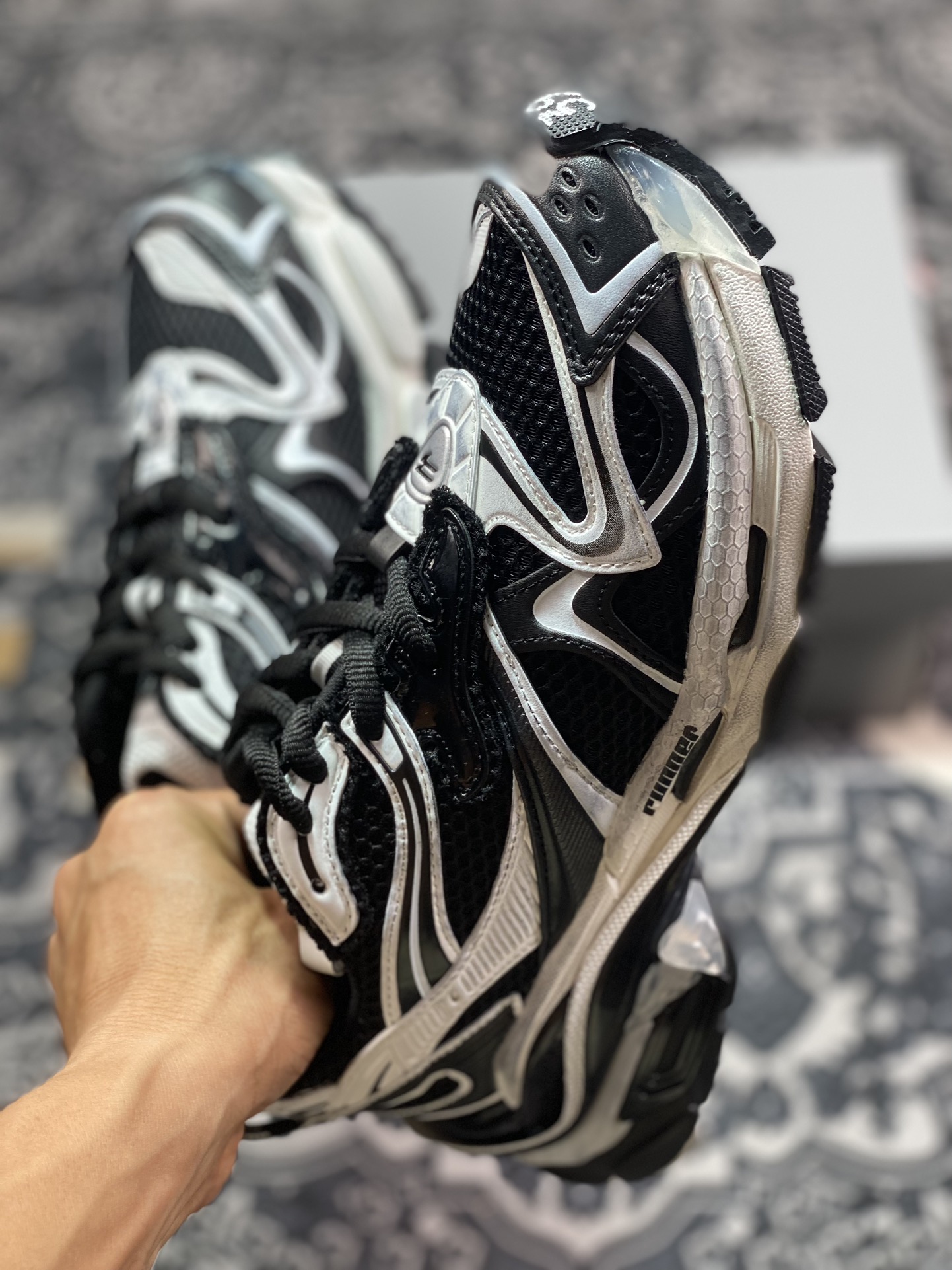 巴黎世家BALENCIAGA Runner Sneaker 3.0慢跑系列低帮复古慢跑鞋“解构黑银做旧3.0”779064 W3RXP 0213