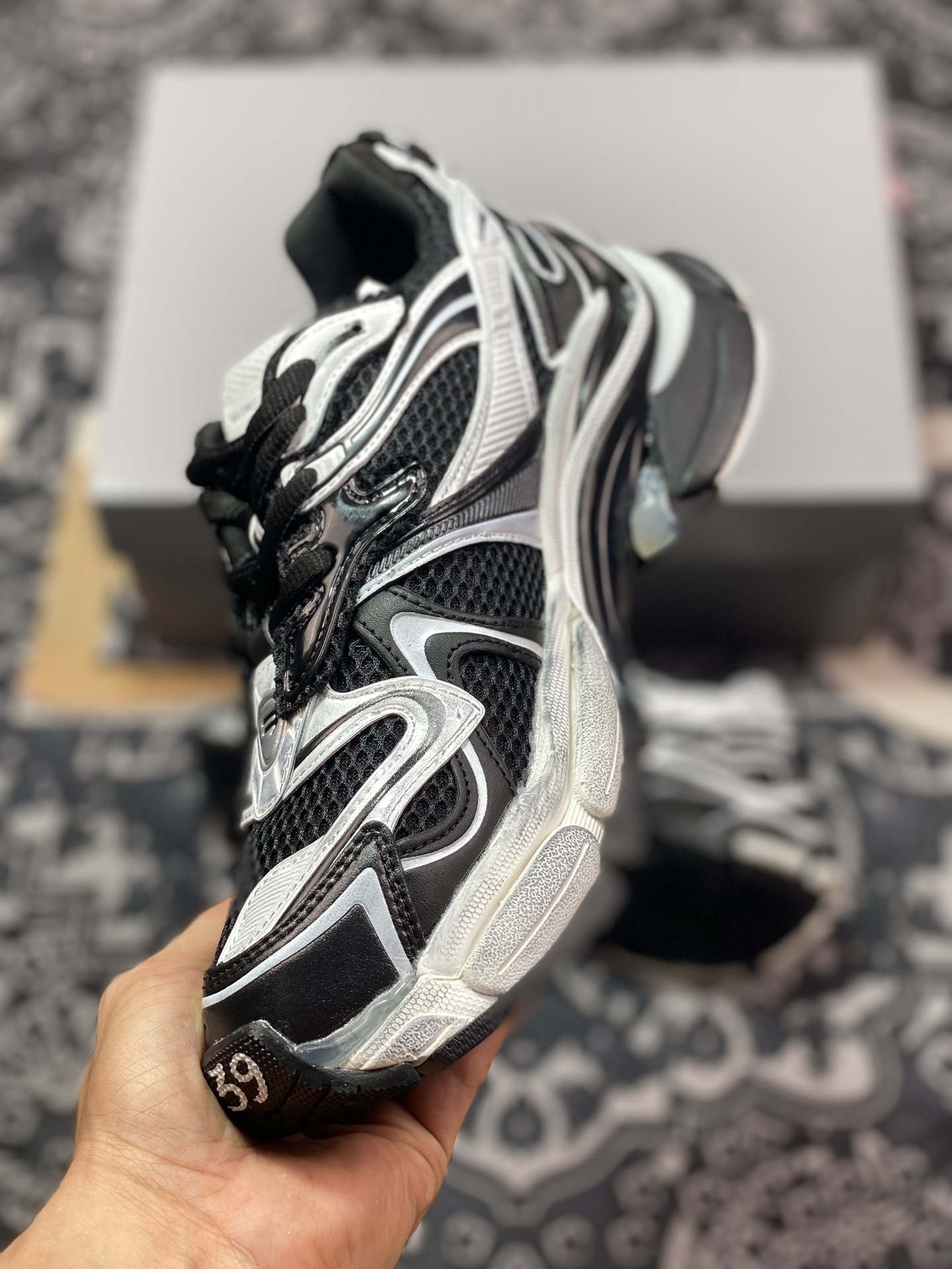 巴黎世家BALENCIAGA Runner Sneaker 3.0慢跑系列低帮复古慢跑鞋“解构黑银做旧3.0”779064 W3RXP 0213