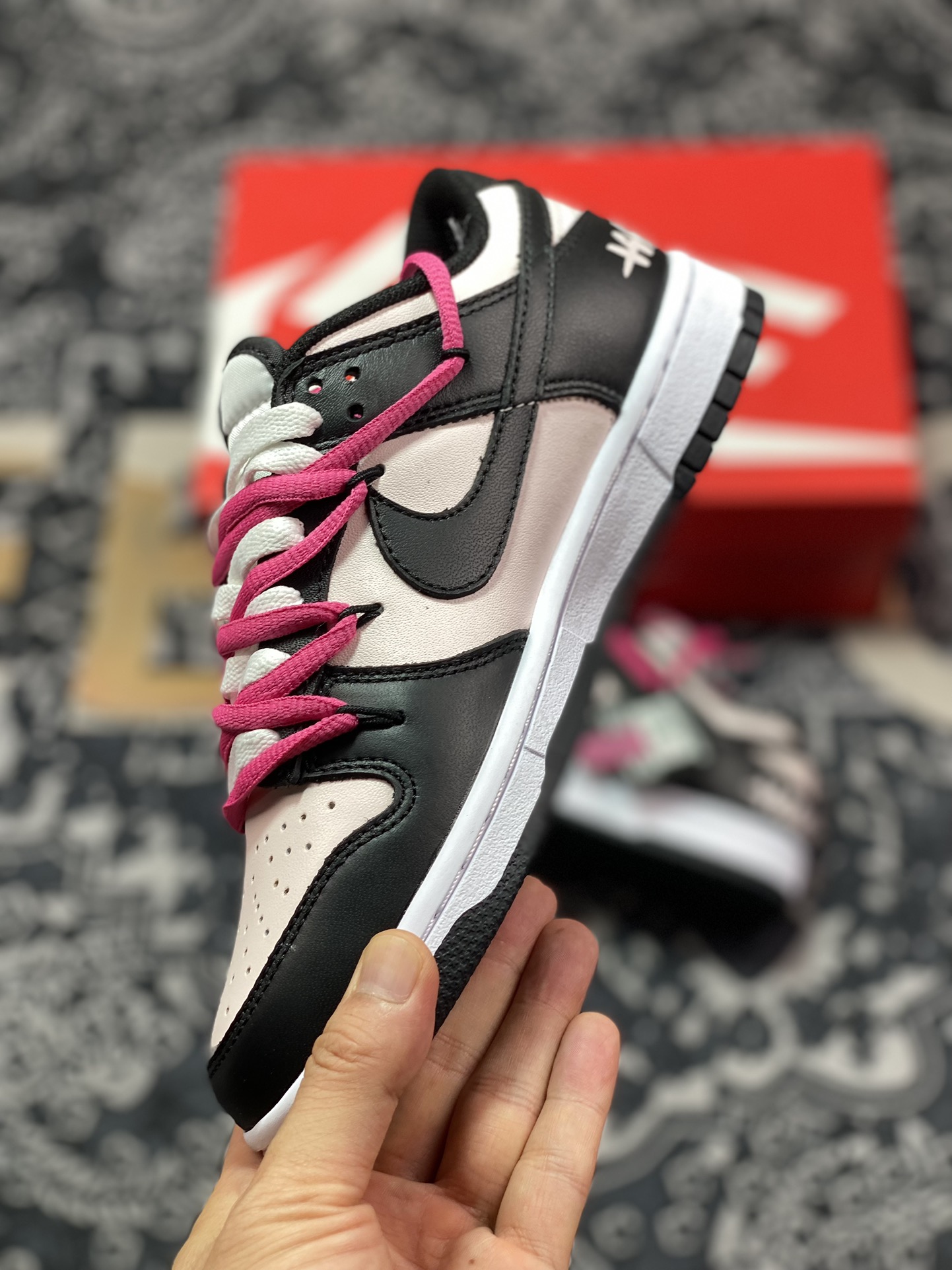 耐克Nike SB Dunk Low Lot”Black Pink”扣篮系列低帮休闲运动滑板板鞋“黑粉玫粉绑绳”CW1590-100