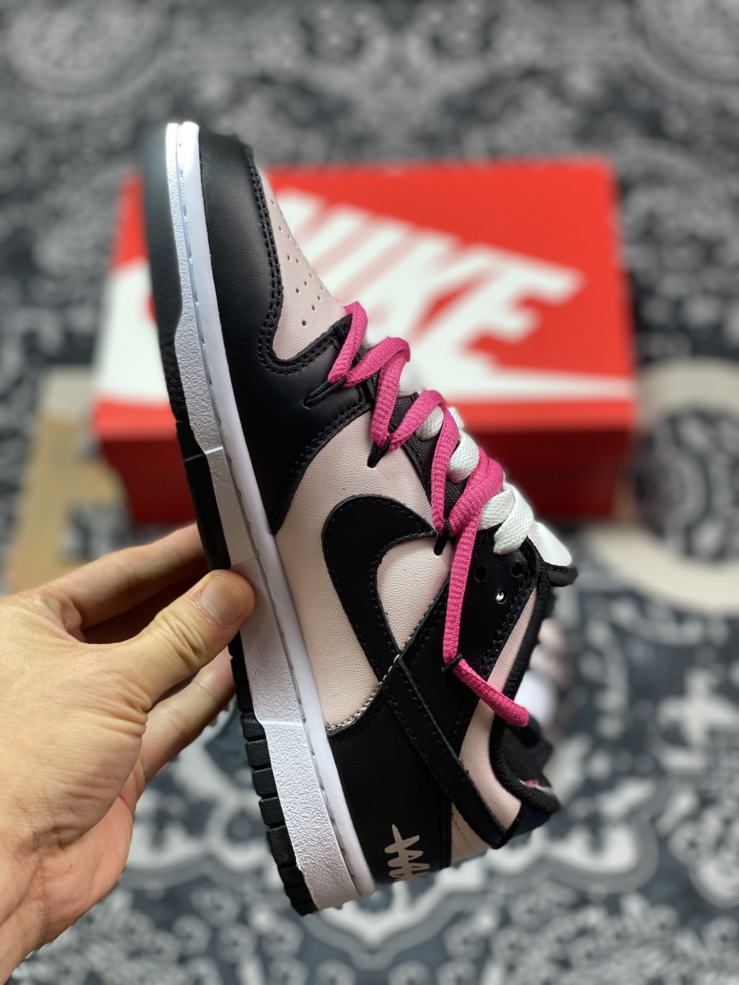 耐克Nike SB Dunk Low Lot”Black Pink”扣篮系列低帮休闲运动滑板板鞋“黑粉玫粉绑绳”CW1590-100