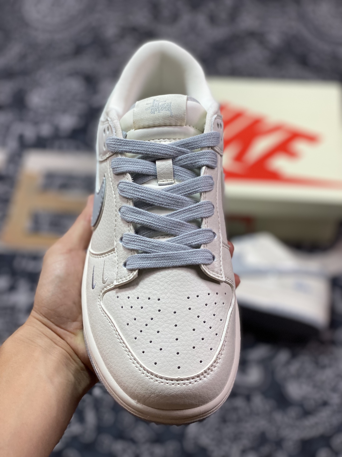 斯图西/Stussy x Nike By You SB Dunk Low Retro SP扣篮滑板板鞋“米白烟灰图西刺绣反光”DQ1098-377