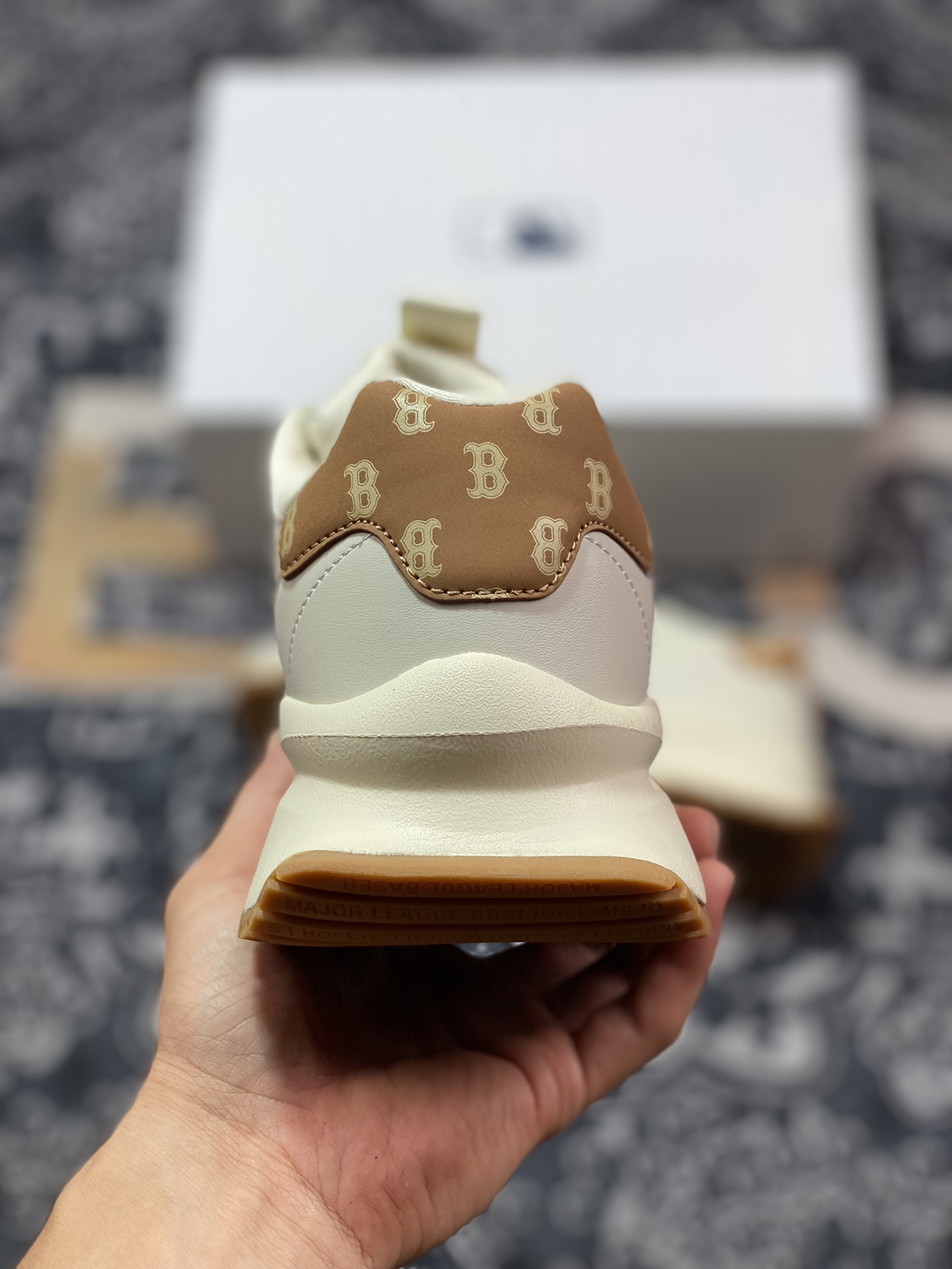 Boston Red x MLB Chunky Runner Liner 莱纳系列低帮慢跑鞋“米白棕B字母印花”3ASHCRM3N-GP007