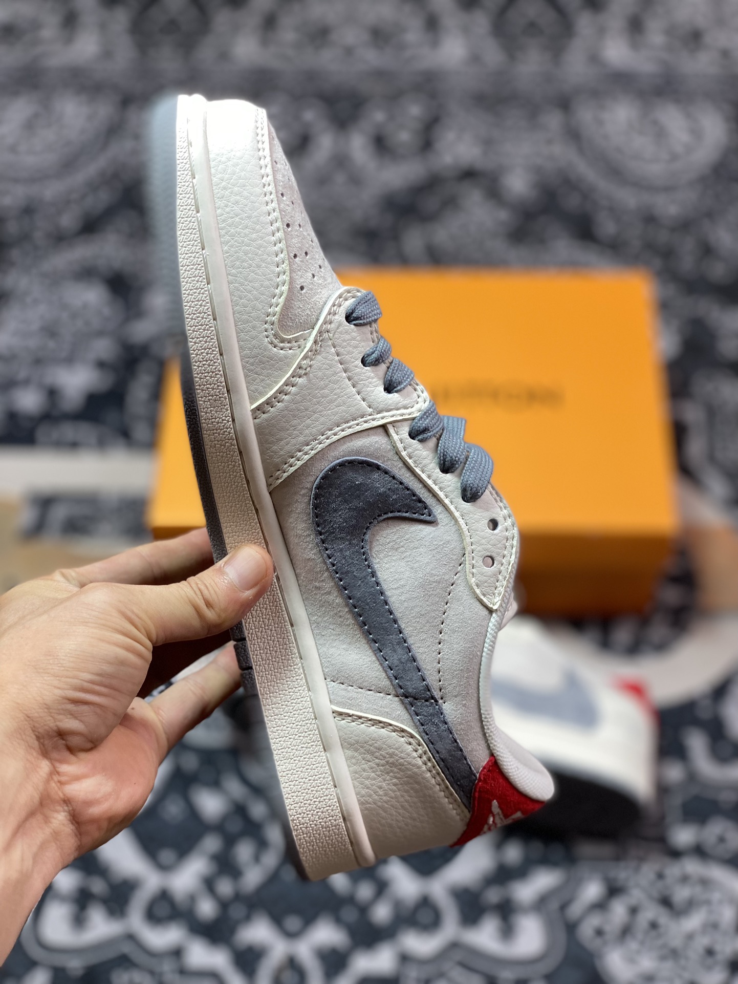 路易威登Louis Vuitton x Travis Scott x Nike Air Jordan 1 Low OG SP”Beige/Grey/Gold LV”AJ1乔丹一代运动篮球鞋“TS联名米白红灰LV印花倒钩”XY2688-103