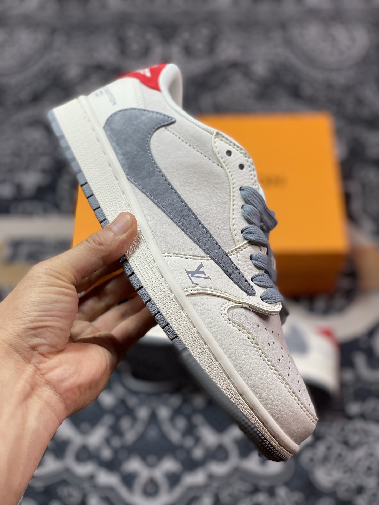 路易威登Louis Vuitton x Travis Scott x Nike Air Jordan 1 Low OG SP”Beige/Grey/Gold LV”AJ1乔丹一代运动篮球鞋“TS联名米白红灰LV印花倒钩”XY2688-103