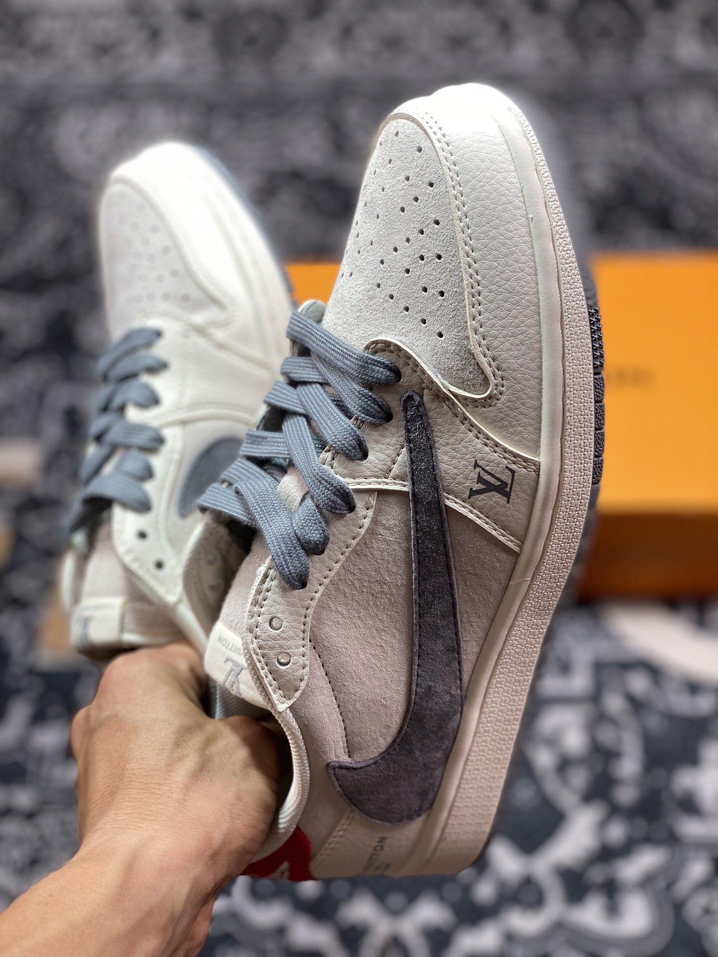 路易威登Louis Vuitton x Travis Scott x Nike Air Jordan 1 Low OG SP”Beige/Grey/Gold LV”AJ1乔丹一代运动篮球鞋“TS联名米白红灰LV印花倒钩”XY2688-103