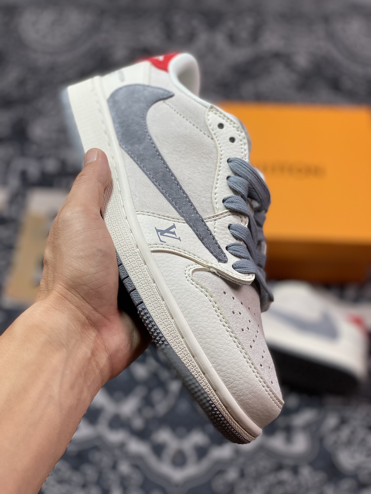 路易威登Louis Vuitton x Travis Scott x Nike Air Jordan 1 Low OG SP”Beige/Grey/Gold LV”AJ1乔丹一代运动篮球鞋“TS联名米白红灰LV印花倒钩”XY2688-103