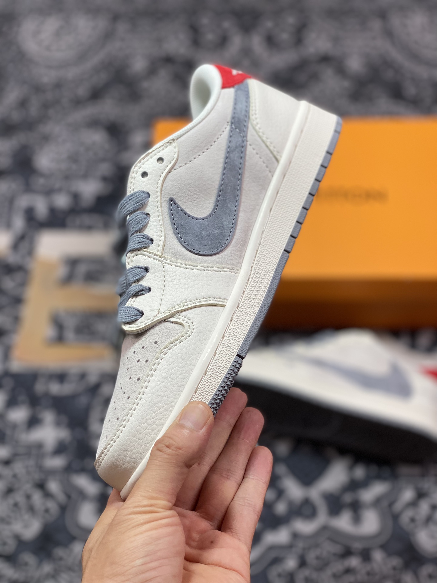 路易威登Louis Vuitton x Travis Scott x Nike Air Jordan 1 Low OG SP”Beige/Grey/Gold LV”AJ1乔丹一代运动篮球鞋“TS联名米白红灰LV印花倒钩”XY2688-103