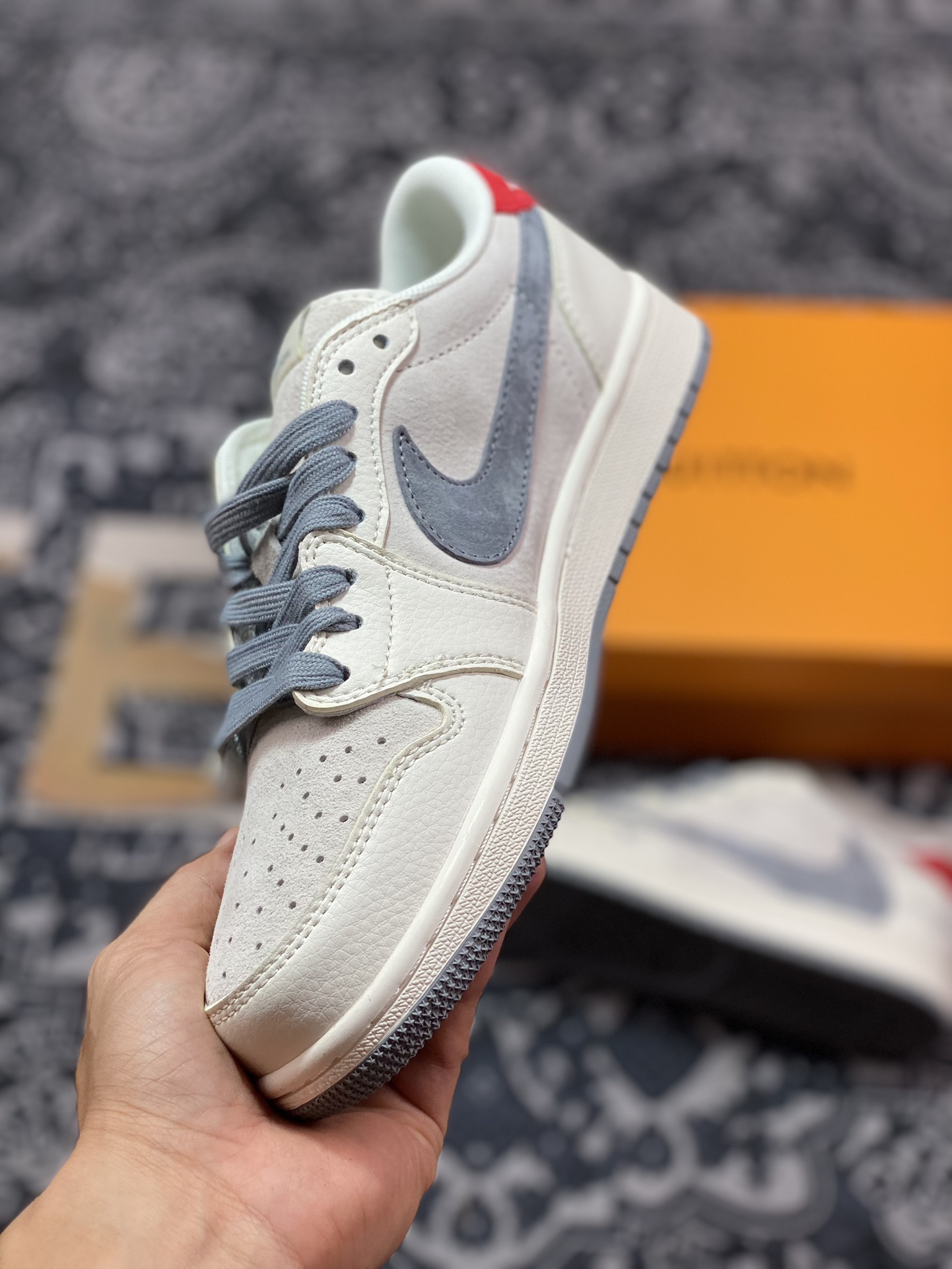 路易威登Louis Vuitton x Travis Scott x Nike Air Jordan 1 Low OG SP”Beige/Grey/Gold LV”AJ1乔丹一代运动篮球鞋“TS联名米白红灰LV印花倒钩”XY2688-103