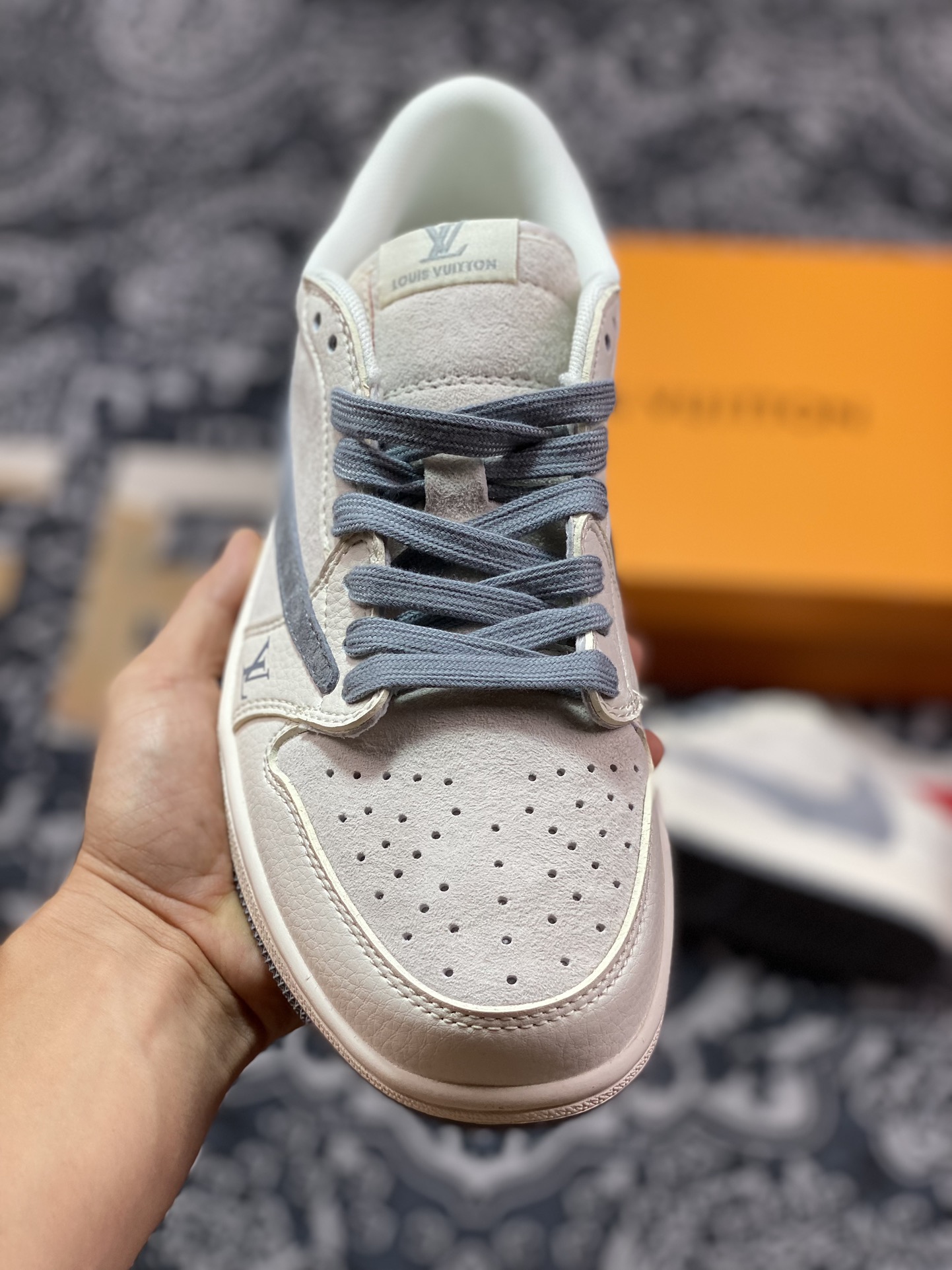 路易威登Louis Vuitton x Travis Scott x Nike Air Jordan 1 Low OG SP”Beige/Grey/Gold LV”AJ1乔丹一代运动篮球鞋“TS联名米白红灰LV印花倒钩”XY2688-103