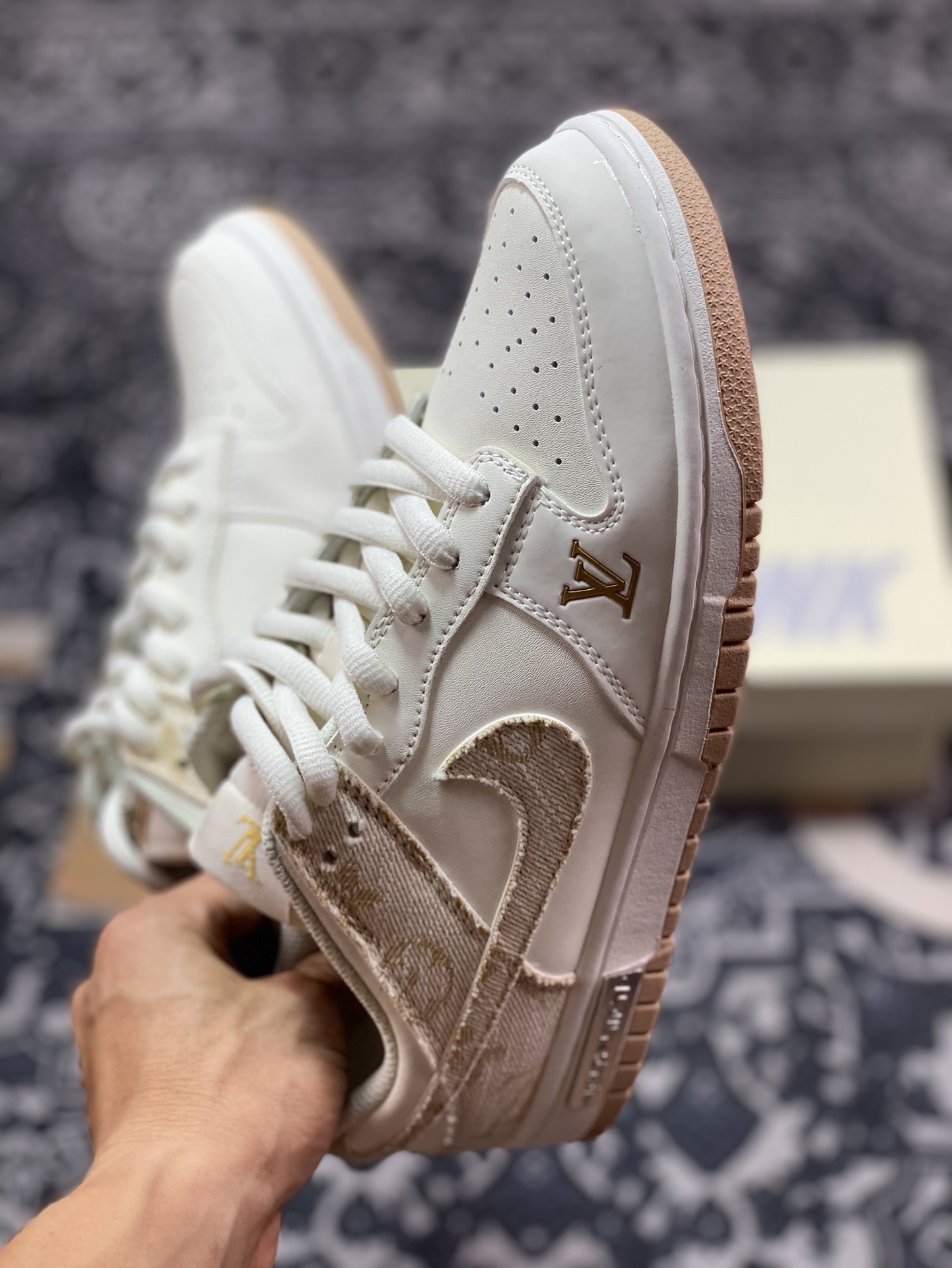 Louis Vuitton x Nike SB Dunk Low Lot”White/Khaki/LV Monogram”扣篮系列低帮滑板板鞋“拼接白浅卡其LV印花”DJ2024-007