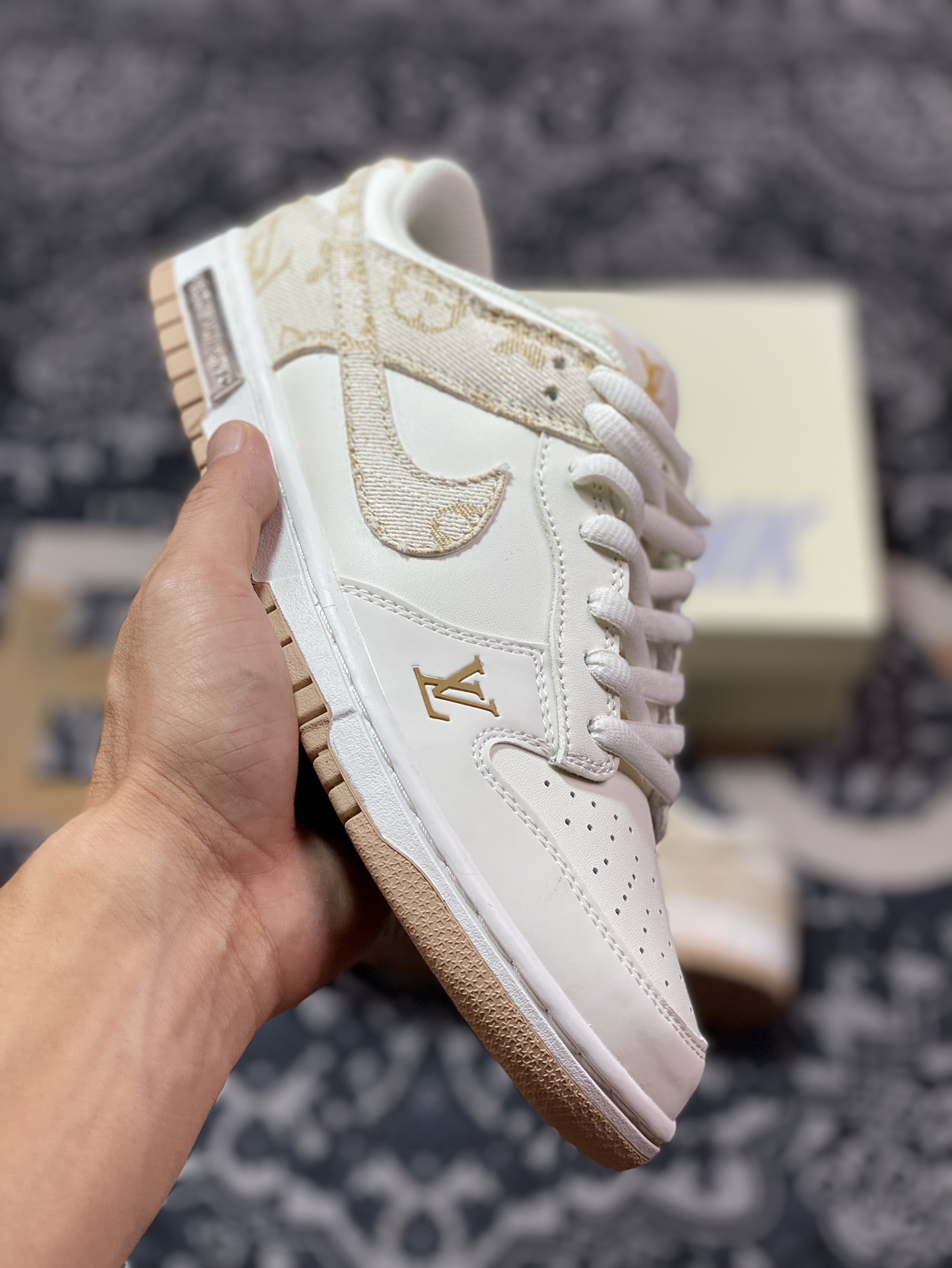 Louis Vuitton x Nike SB Dunk Low Lot”White/Khaki/LV Monogram”扣篮系列低帮滑板板鞋“拼接白浅卡其LV印花”DJ2024-007