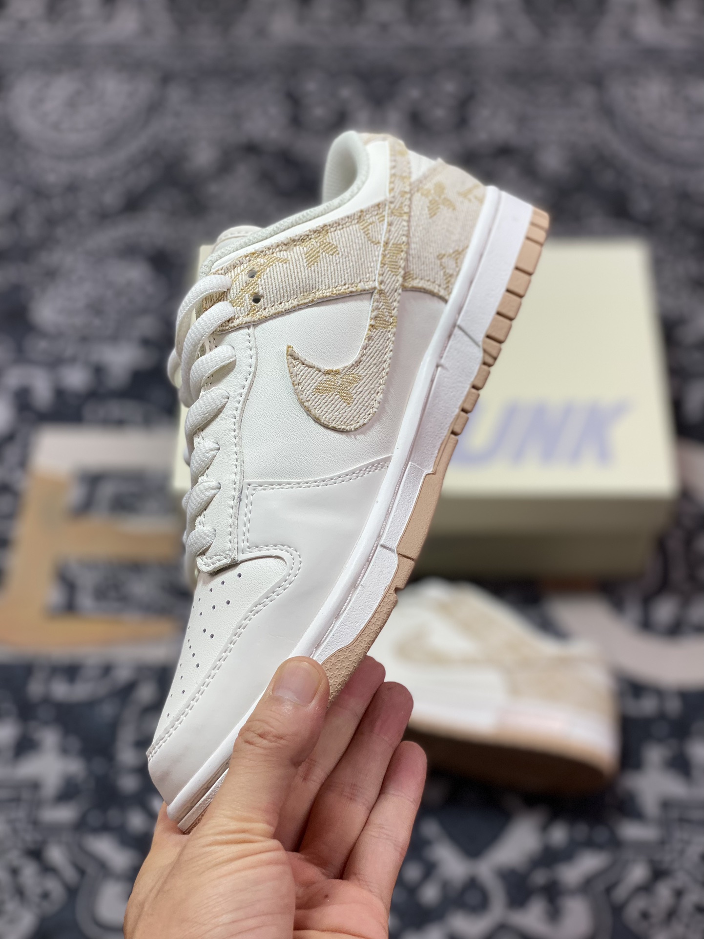 Louis Vuitton x Nike SB Dunk Low Lot”White/Khaki/LV Monogram”扣篮系列低帮滑板板鞋“拼接白浅卡其LV印花”DJ2024-007