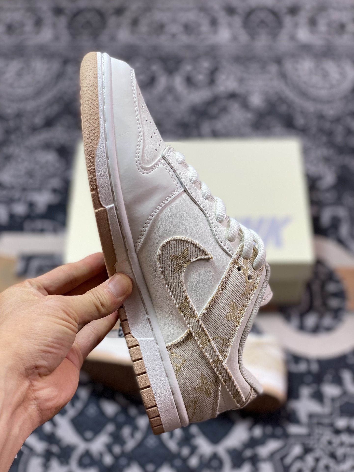 Louis Vuitton x Nike SB Dunk Low Lot”White/Khaki/LV Monogram”扣篮系列低帮滑板板鞋“拼接白浅卡其LV印花”DJ2024-007