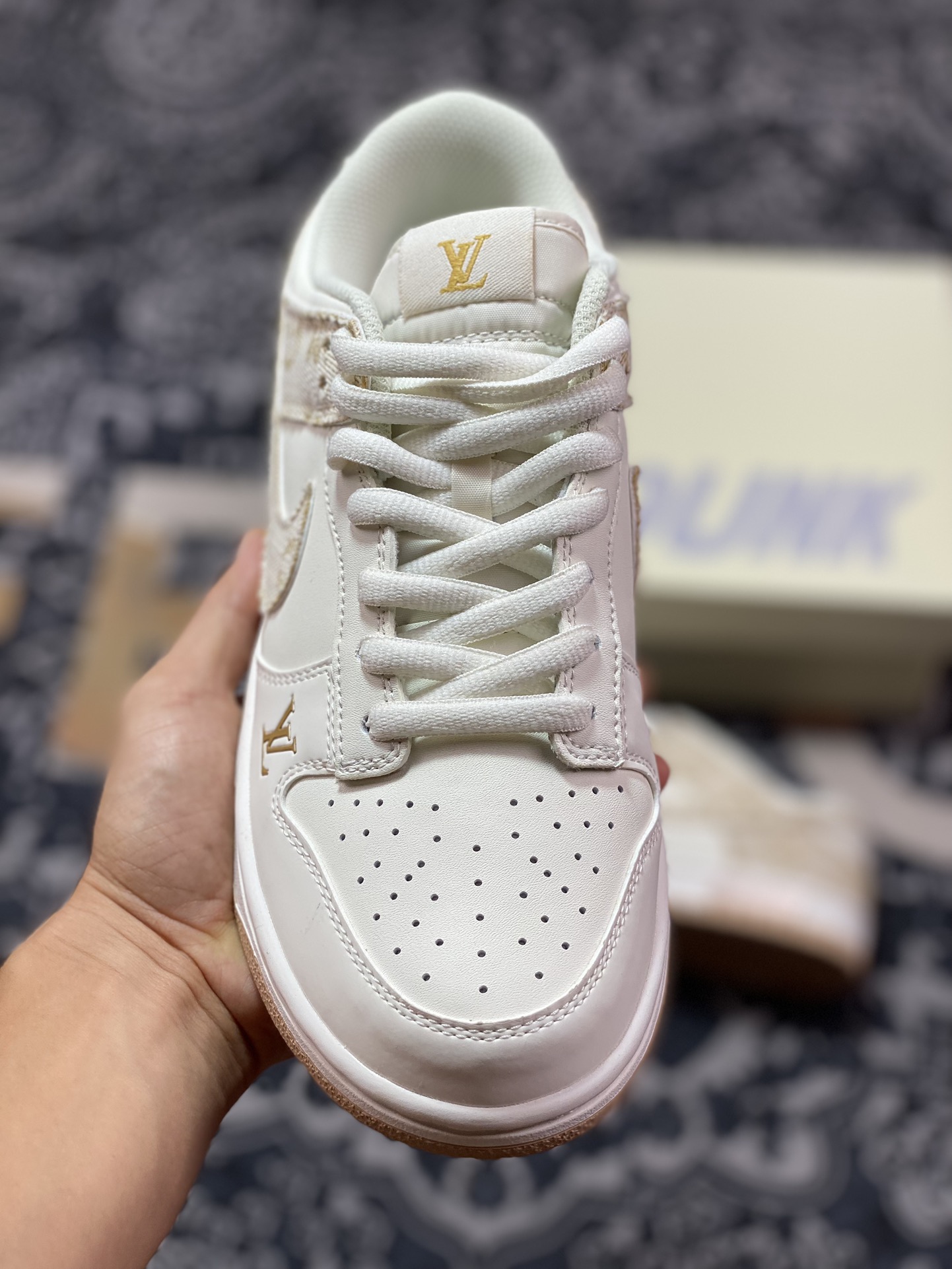 Louis Vuitton x Nike SB Dunk Low Lot”White/Khaki/LV Monogram”扣篮系列低帮滑板板鞋“拼接白浅卡其LV印花”DJ2024-007