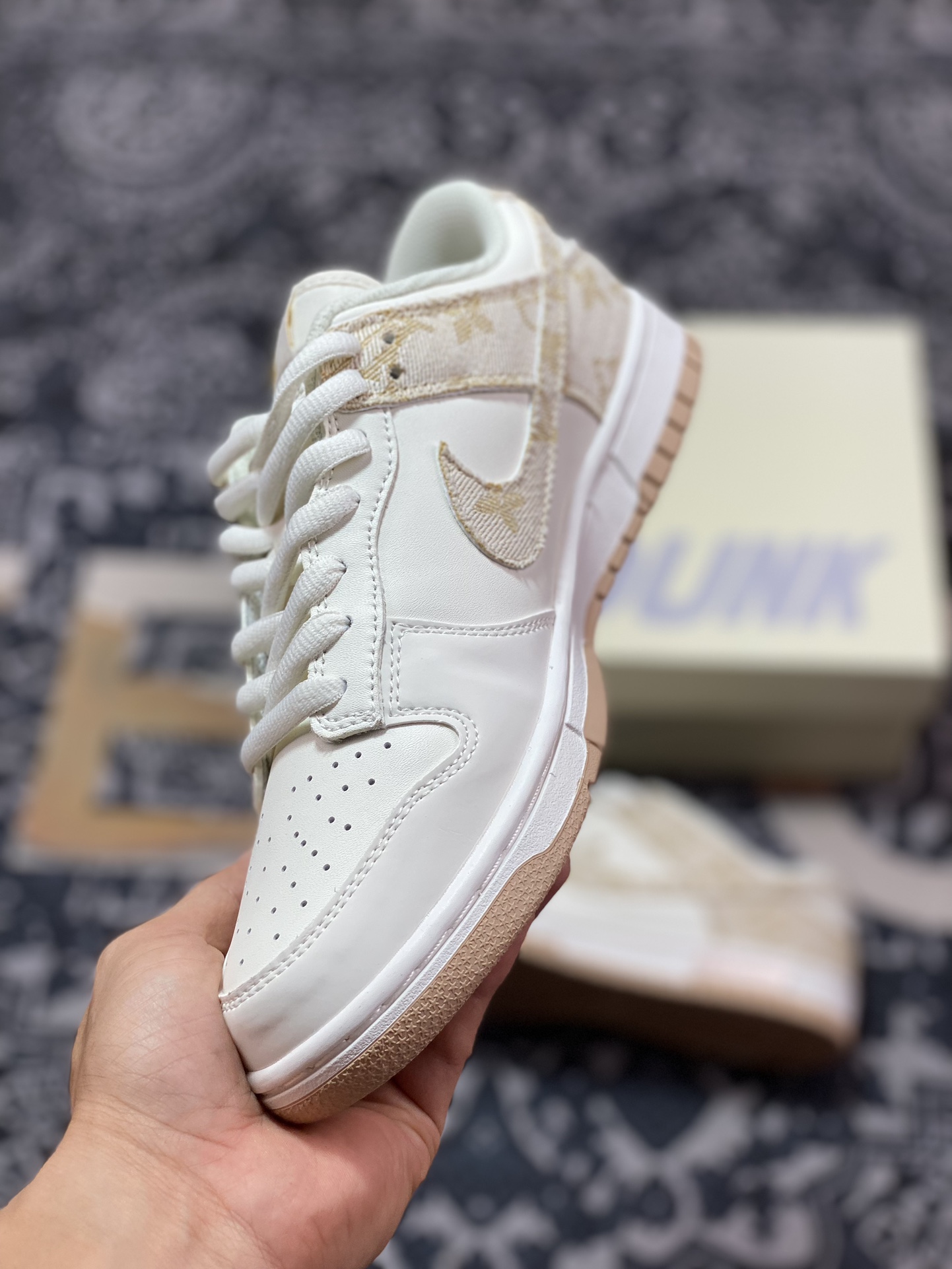 Louis Vuitton x Nike SB Dunk Low Lot”White/Khaki/LV Monogram”扣篮系列低帮滑板板鞋“拼接白浅卡其LV印花”DJ2024-007