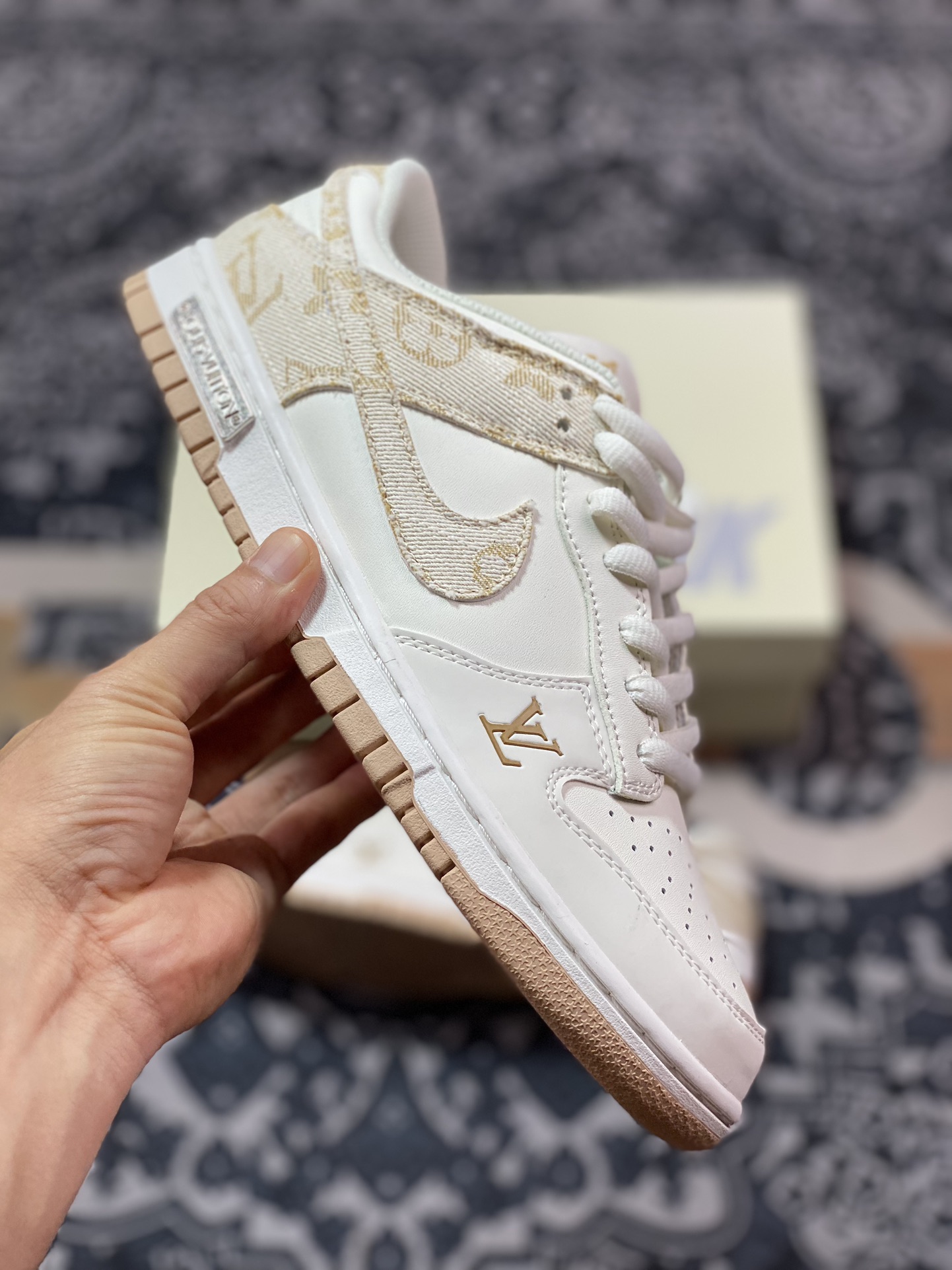 Louis Vuitton x Nike SB Dunk Low Lot”White/Khaki/LV Monogram”扣篮系列低帮滑板板鞋“拼接白浅卡其LV印花”DJ2024-007