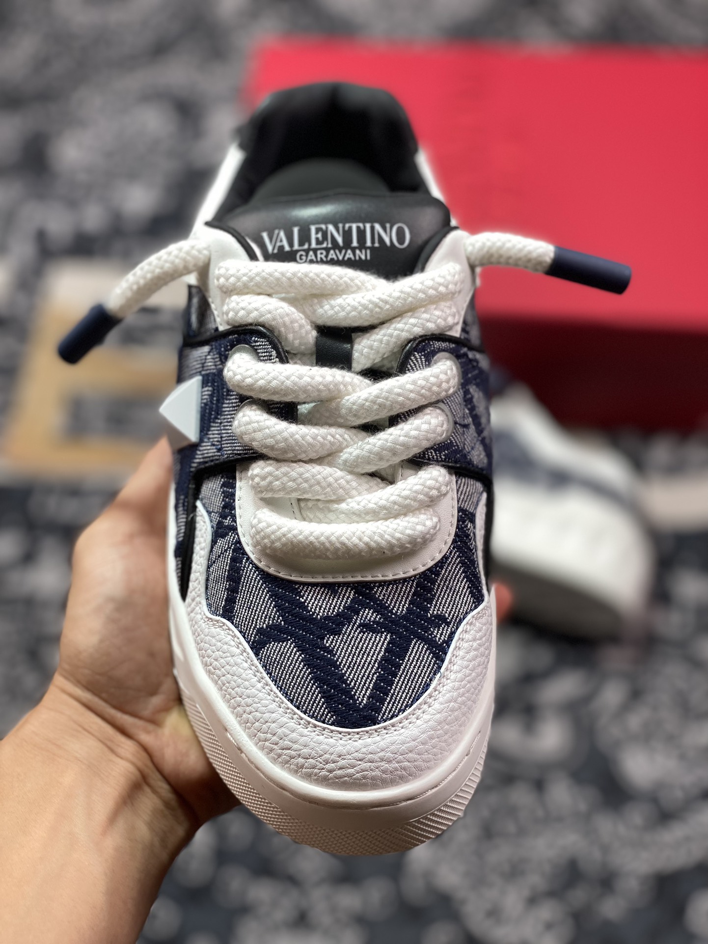 Valentino Garavani One Stud XL Sneakers 放大铆钉系列低帮板鞋“白藏青V标印面”