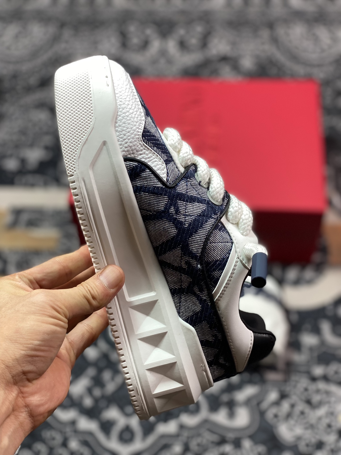 Valentino Garavani One Stud XL Sneakers 放大铆钉系列低帮板鞋“白藏青V标印面”