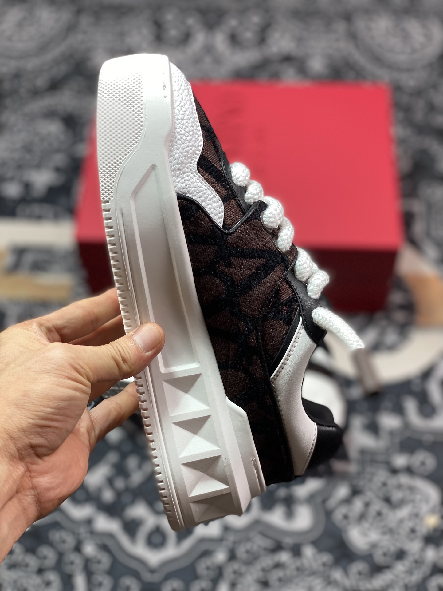 华伦天奴/Valentino Garavani One Stud XL Sneakers 放大铆钉低帮增高厚底百搭休闲运动板鞋“白黑棕V标印面”