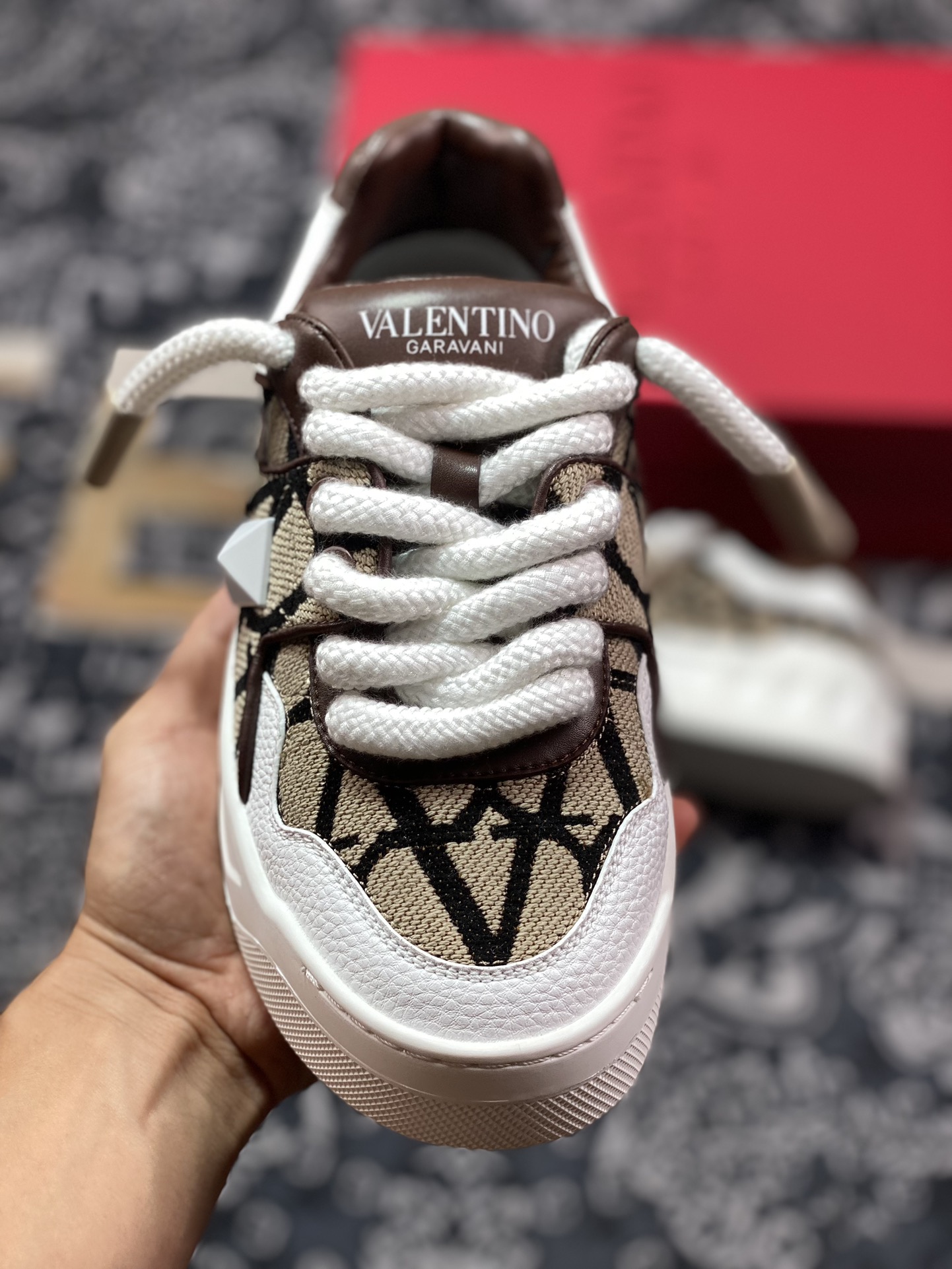 华伦天奴/Valentino Garavani One Stud XL Sneakers 放大铆钉百搭休闲运动板鞋“白深卡其V标印面”