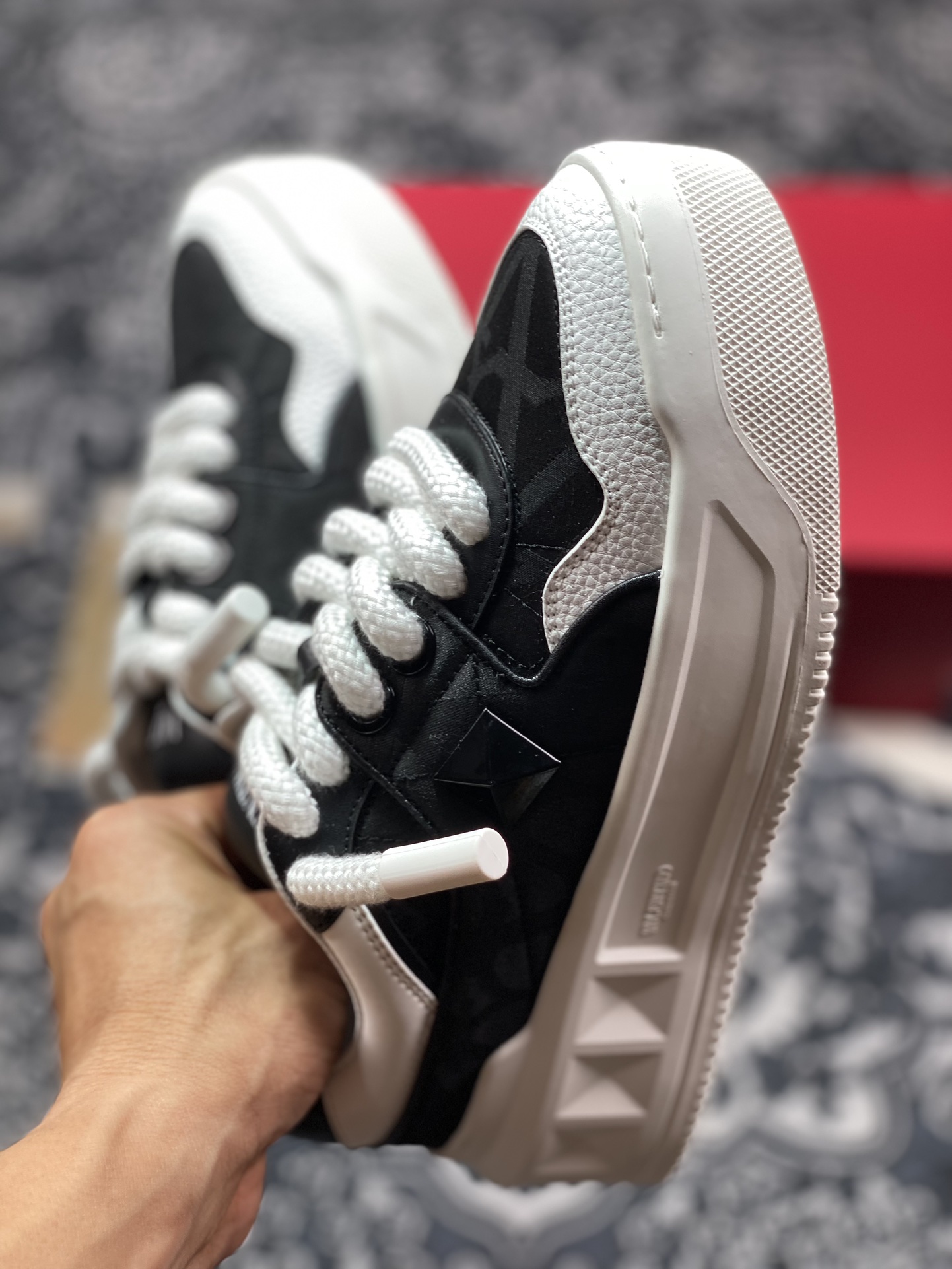 华伦天奴/Valentino Garavani One Stud XL Sneakers 放大铆钉系列低帮增高板鞋“白黑V标印面”